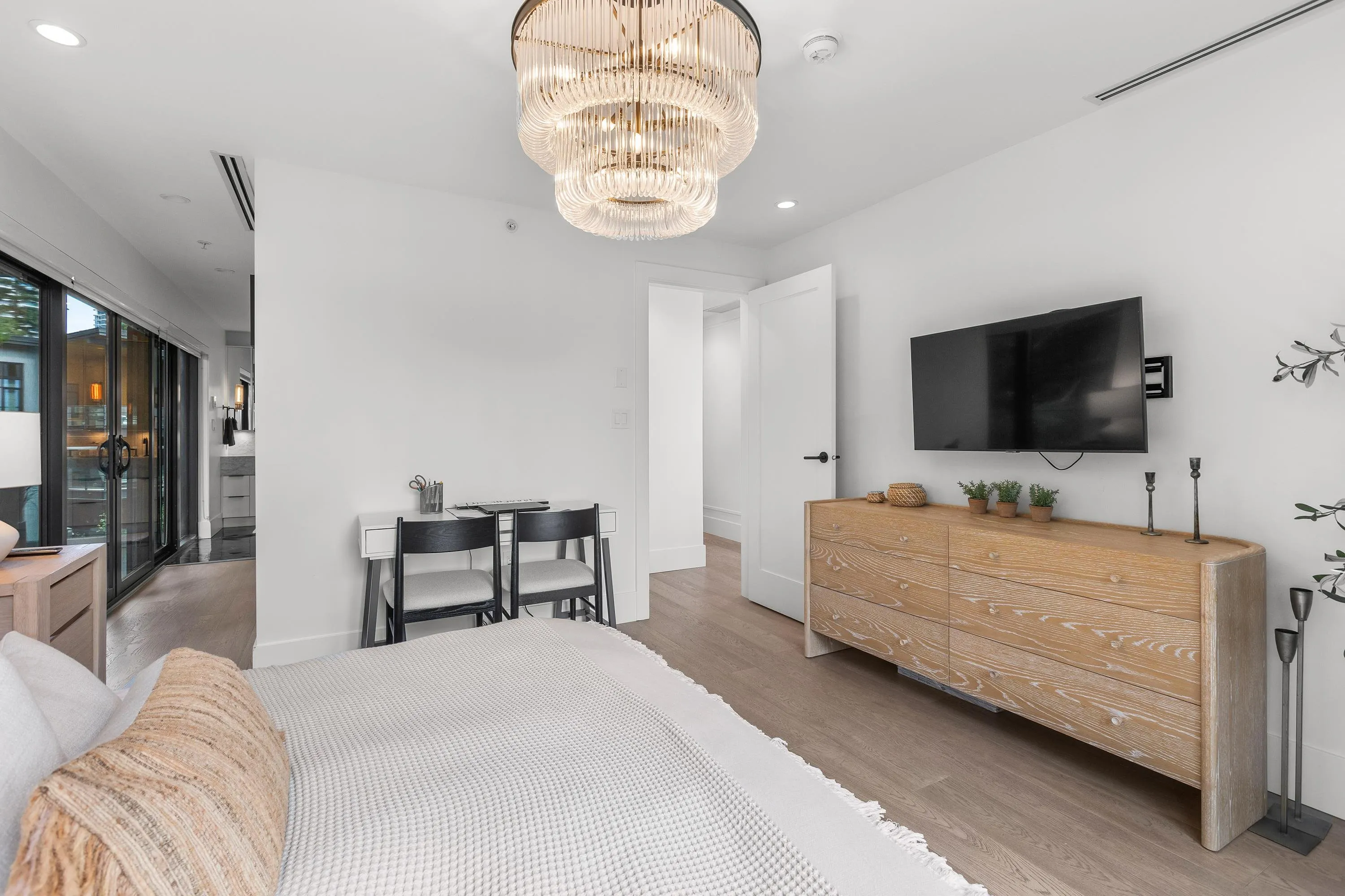 602 14825 Thrift Avenue