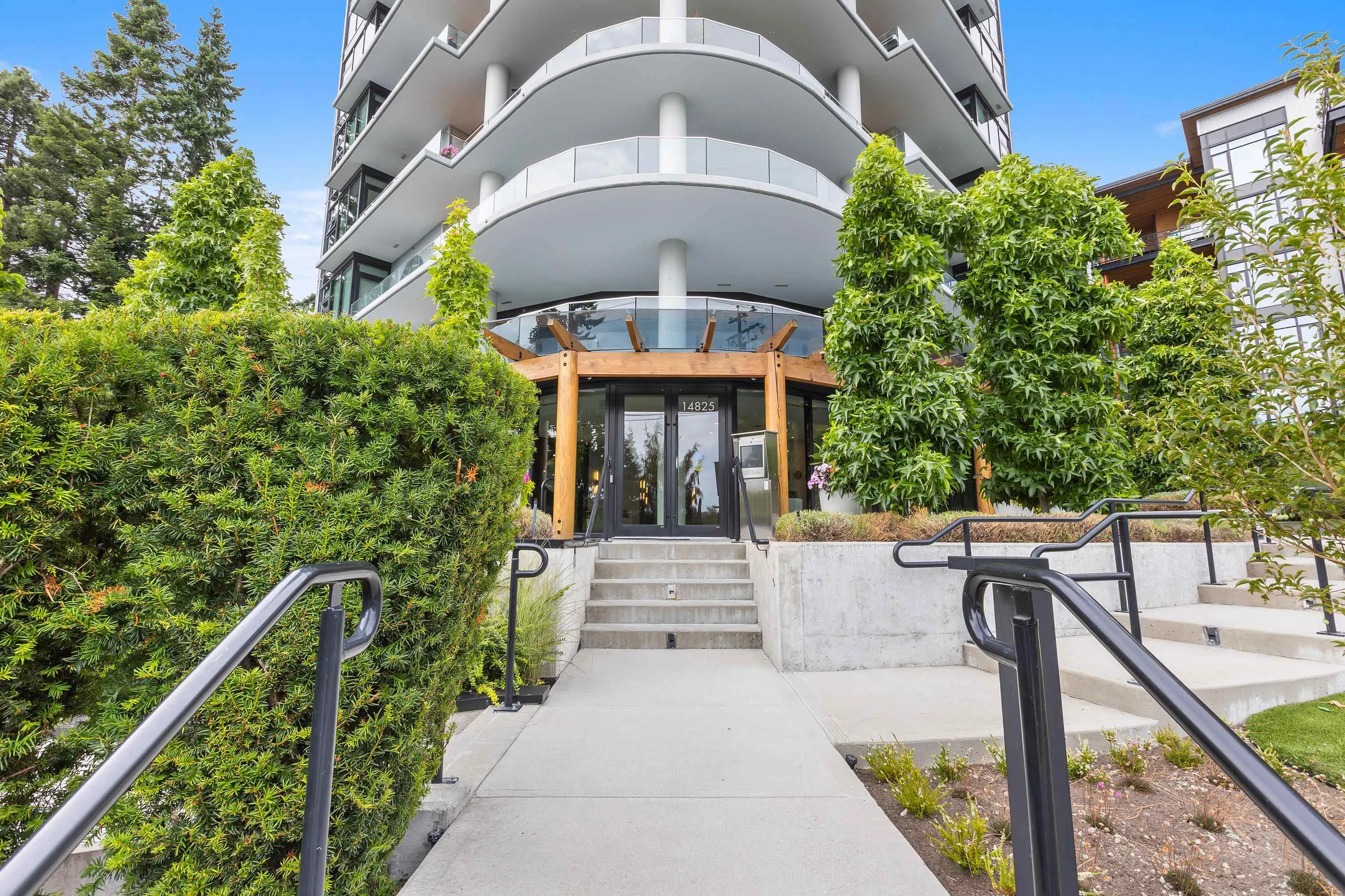 602 14825 Thrift Avenue