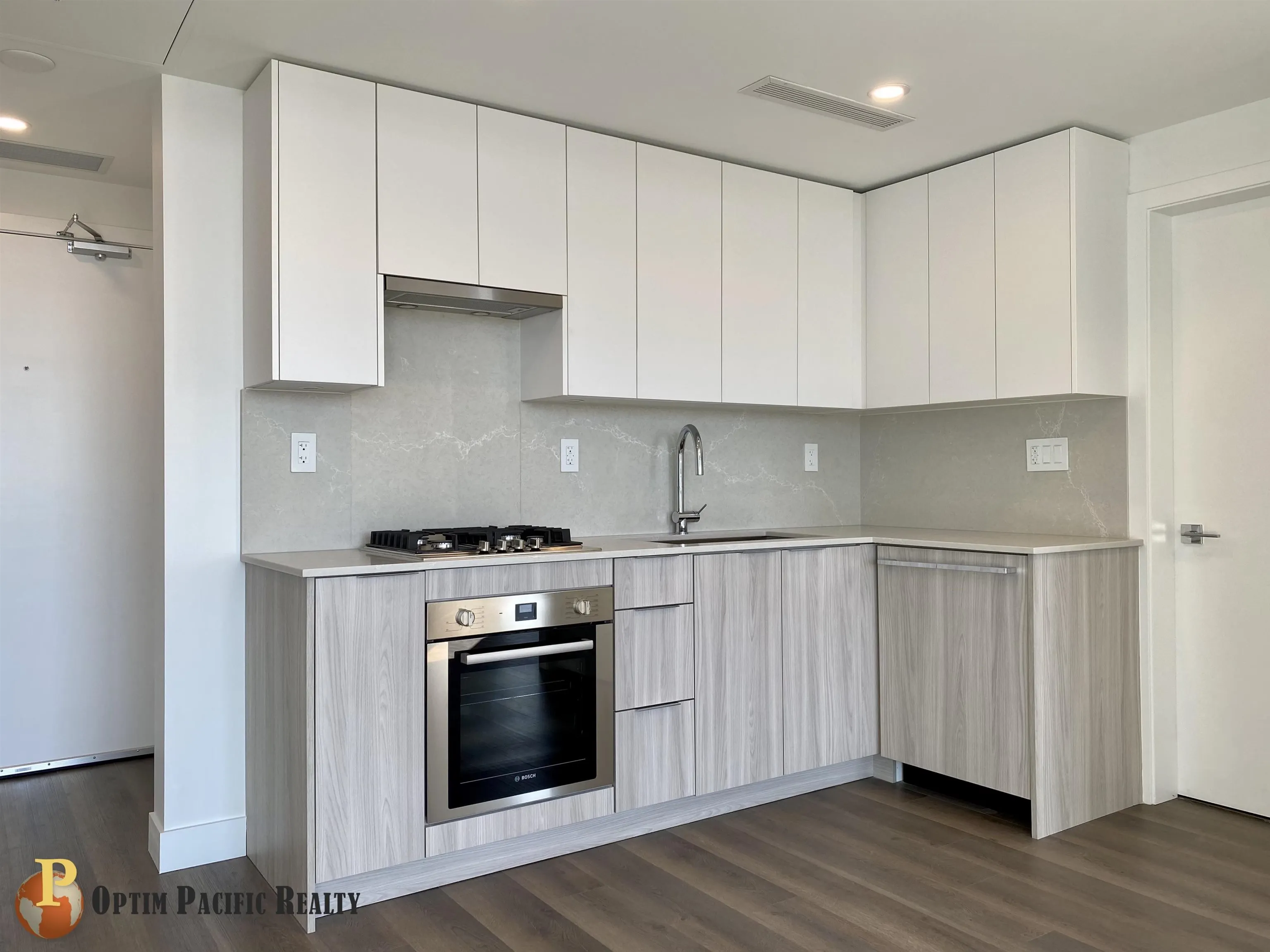 15XX 901 Lougheed Highway