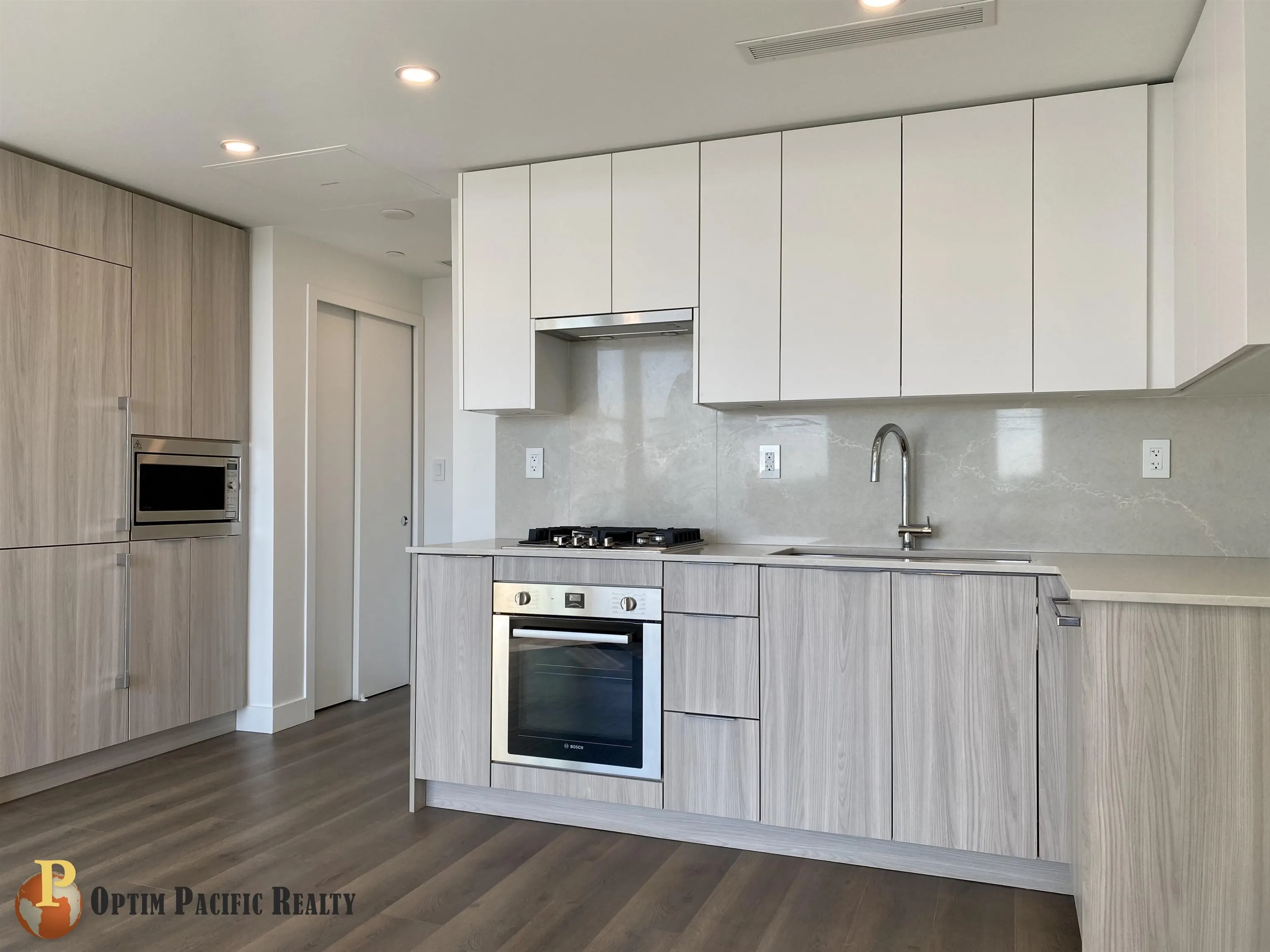 15XX 901 Lougheed Highway