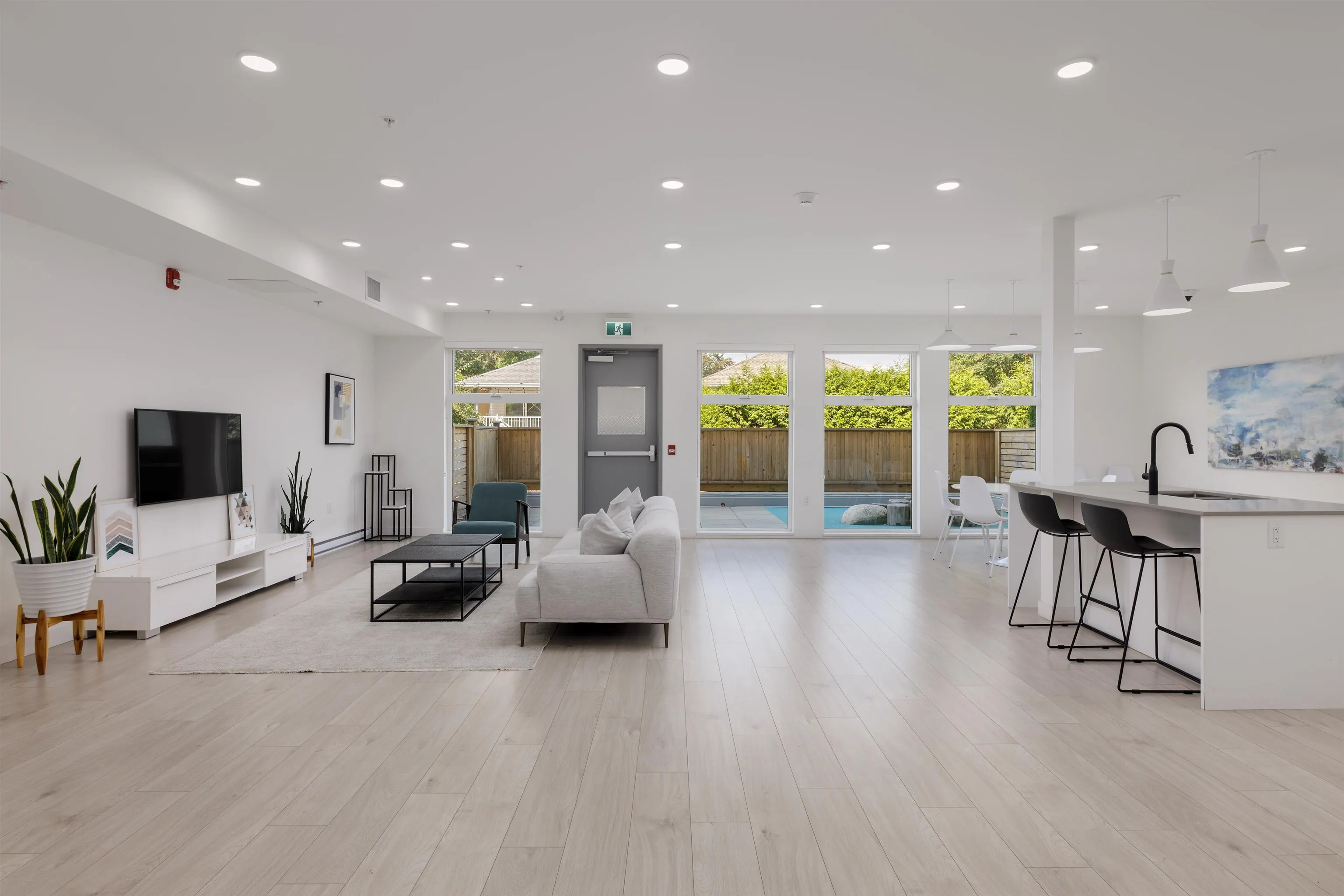 411 2345 Rindall Avenue