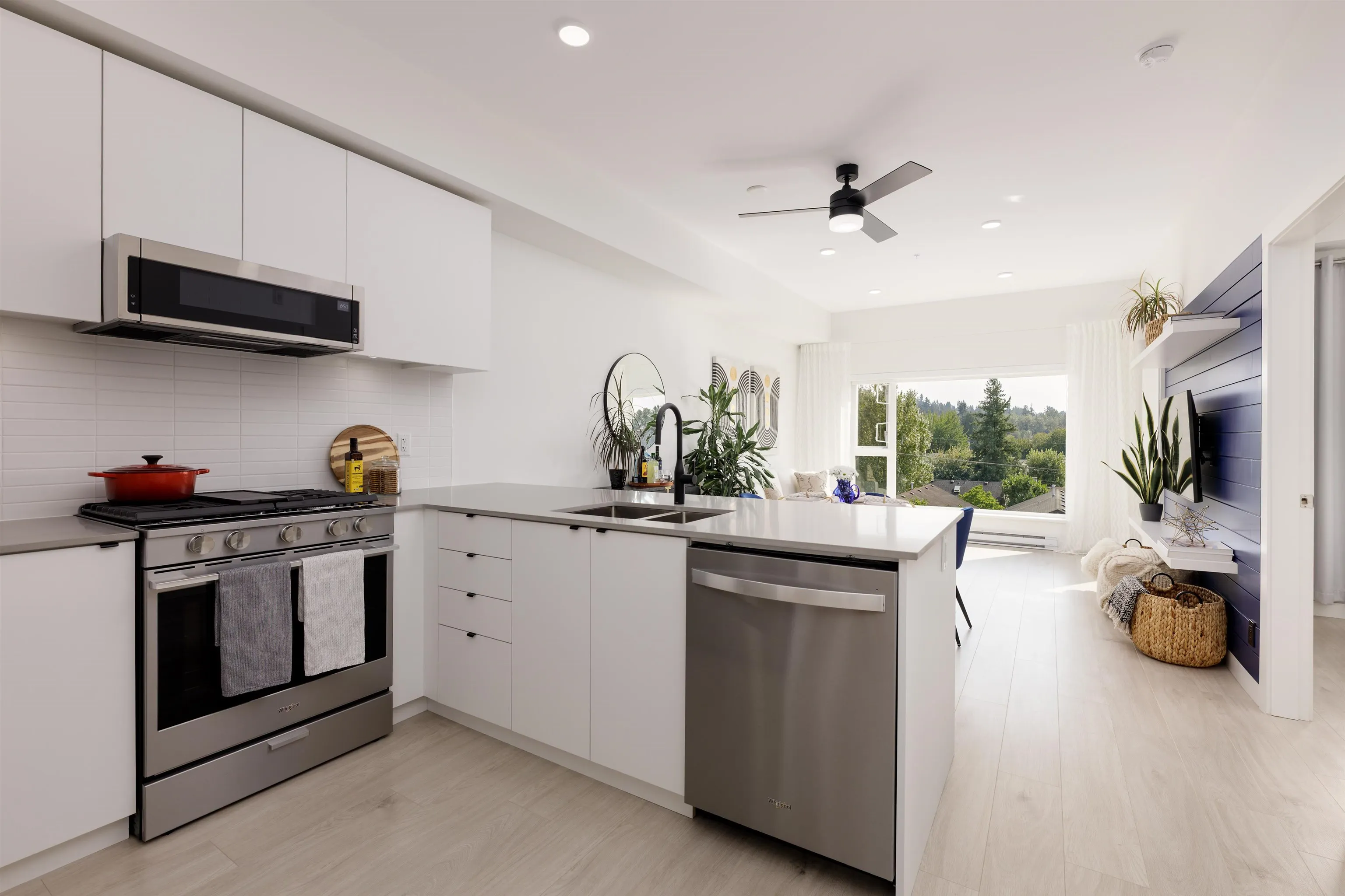 411 2345 Rindall Avenue