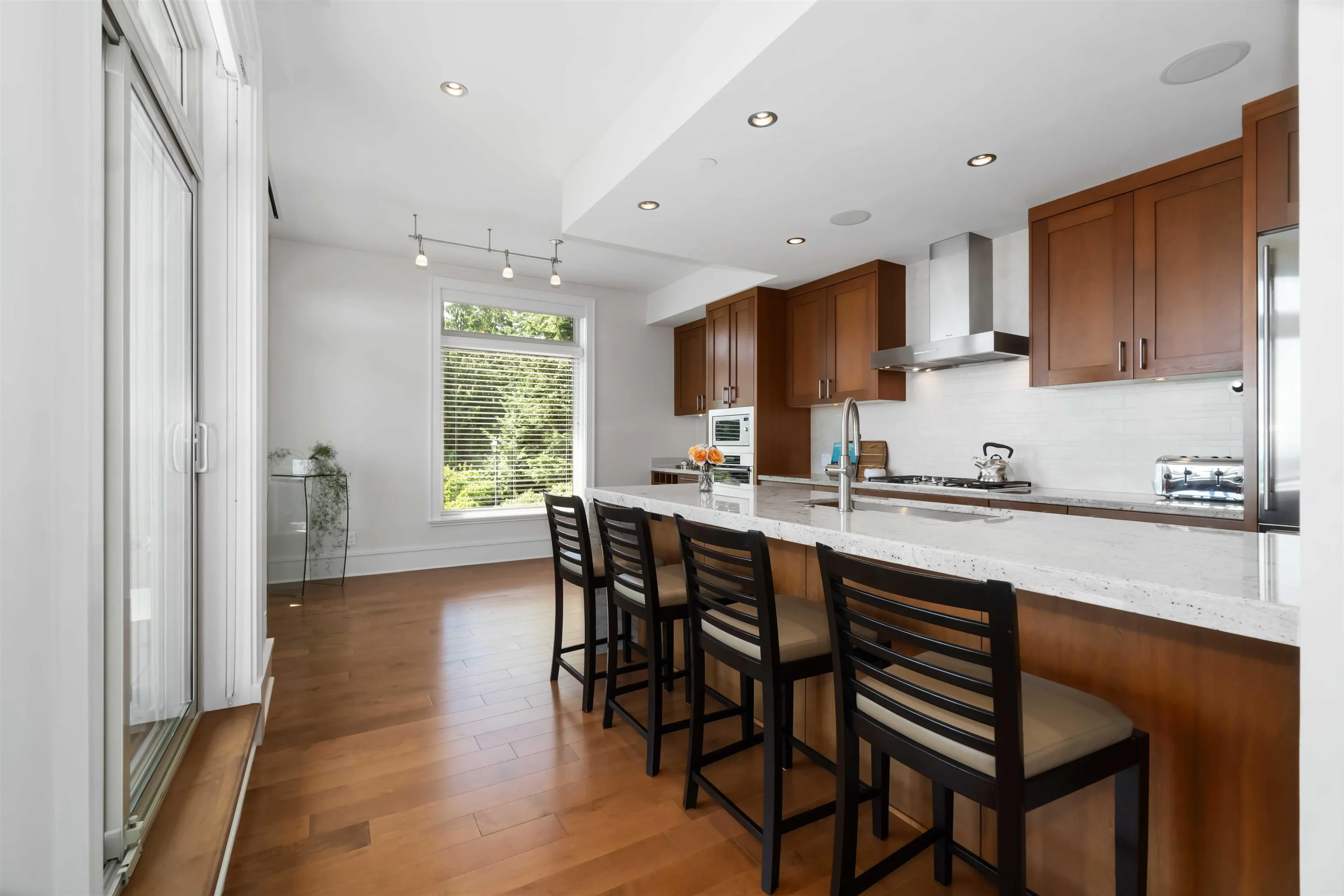 304 2535 Garden Court