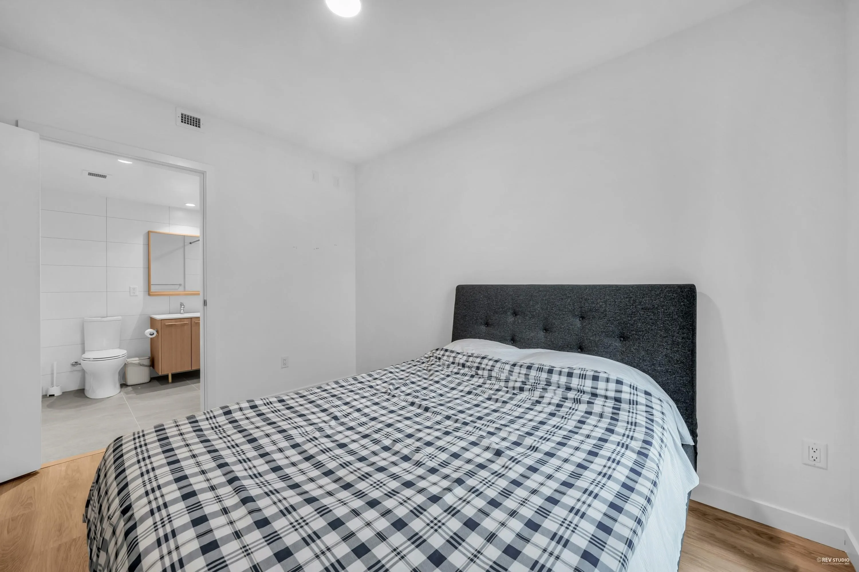 403 9888 University Crescent