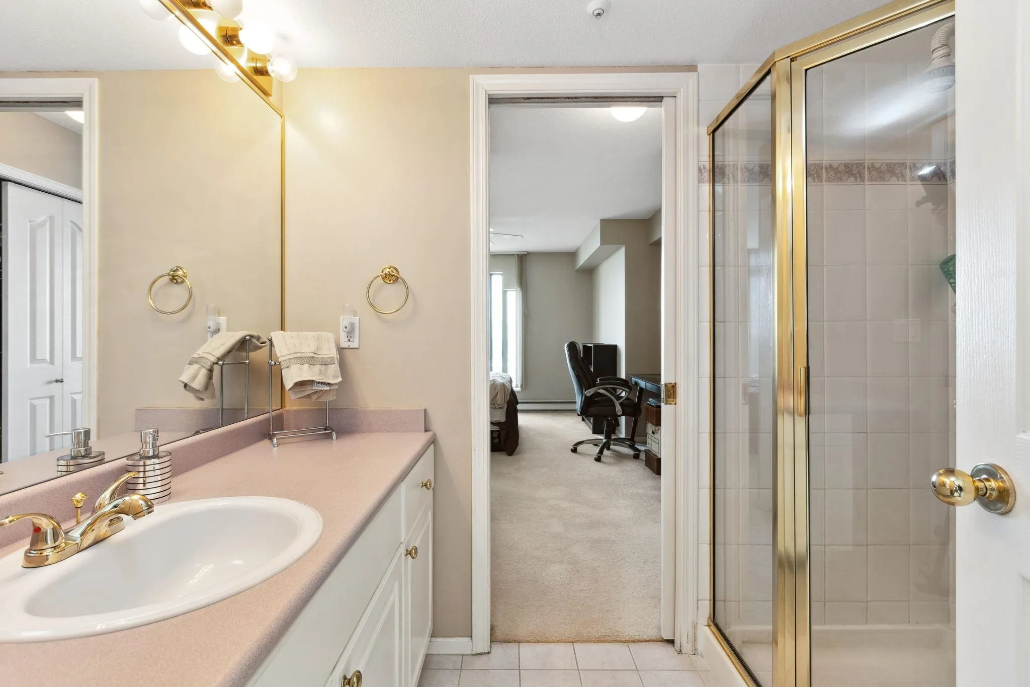 2204 739 Princess Street