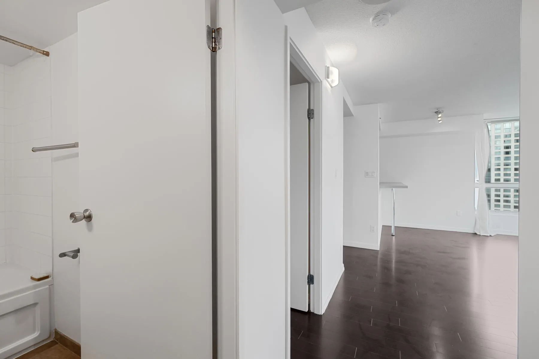 1704 555 Jervis Street