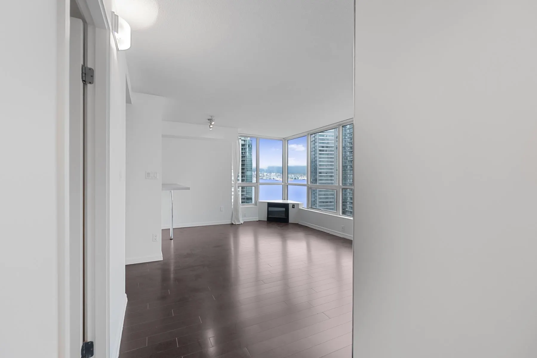 1704 555 Jervis Street