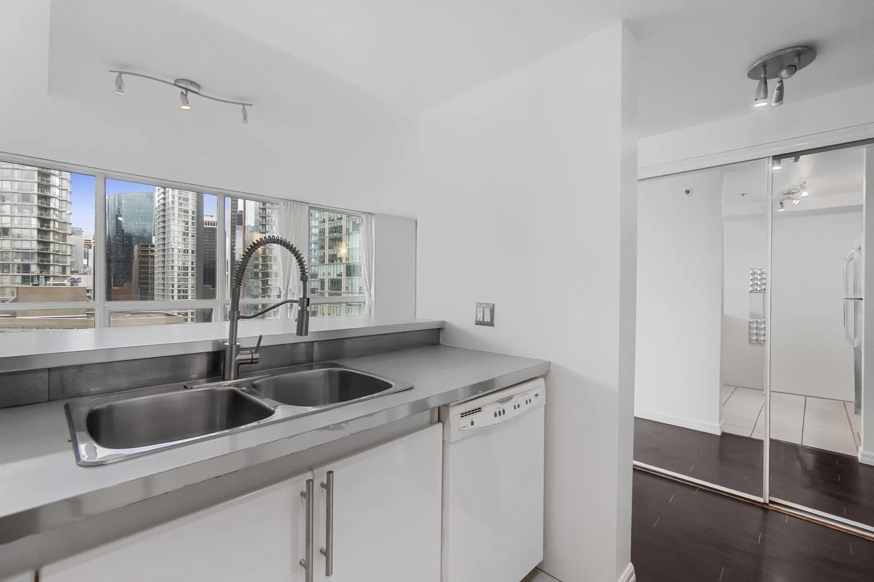 1704 555 Jervis Street