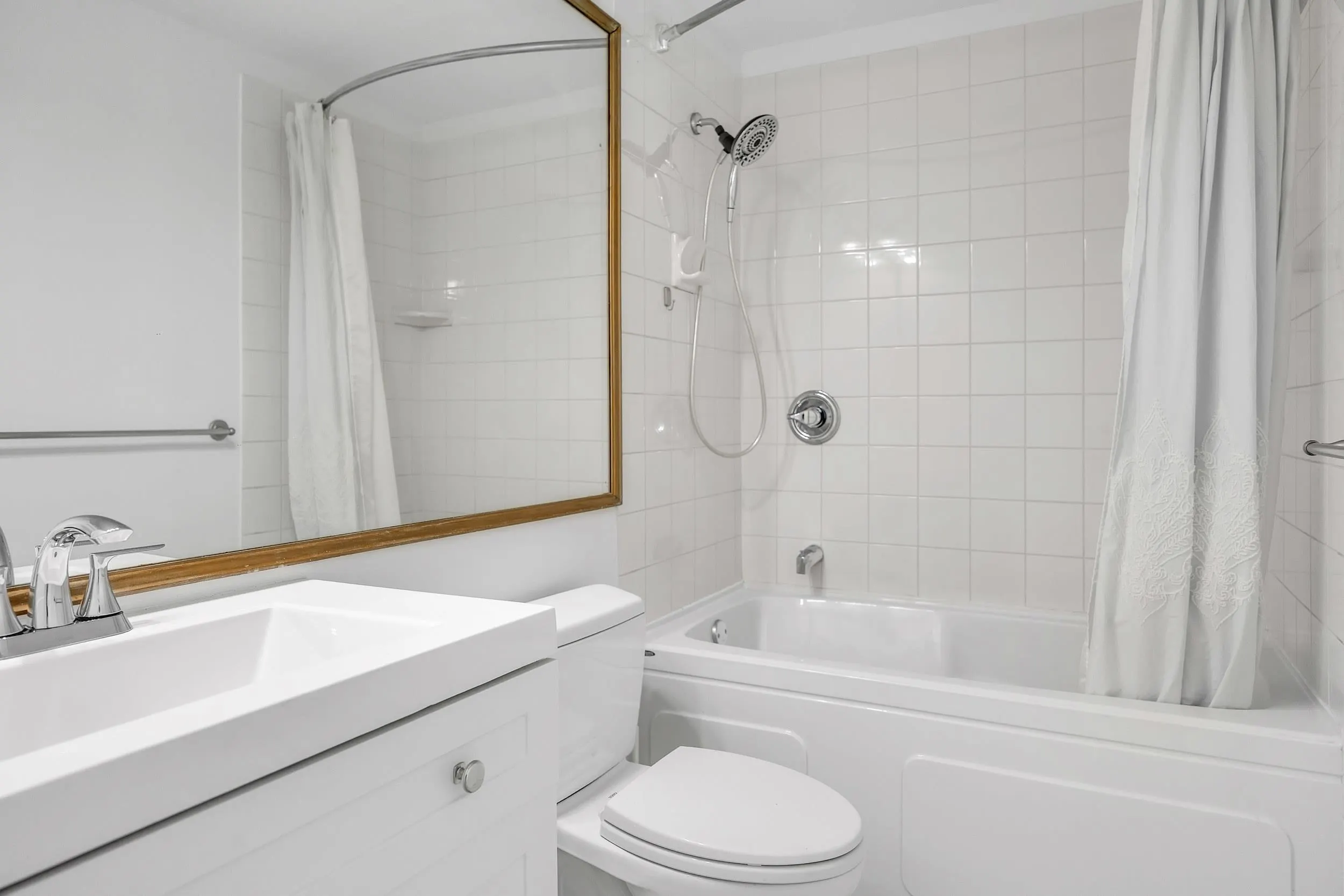 28 1345 W 4th Avenue