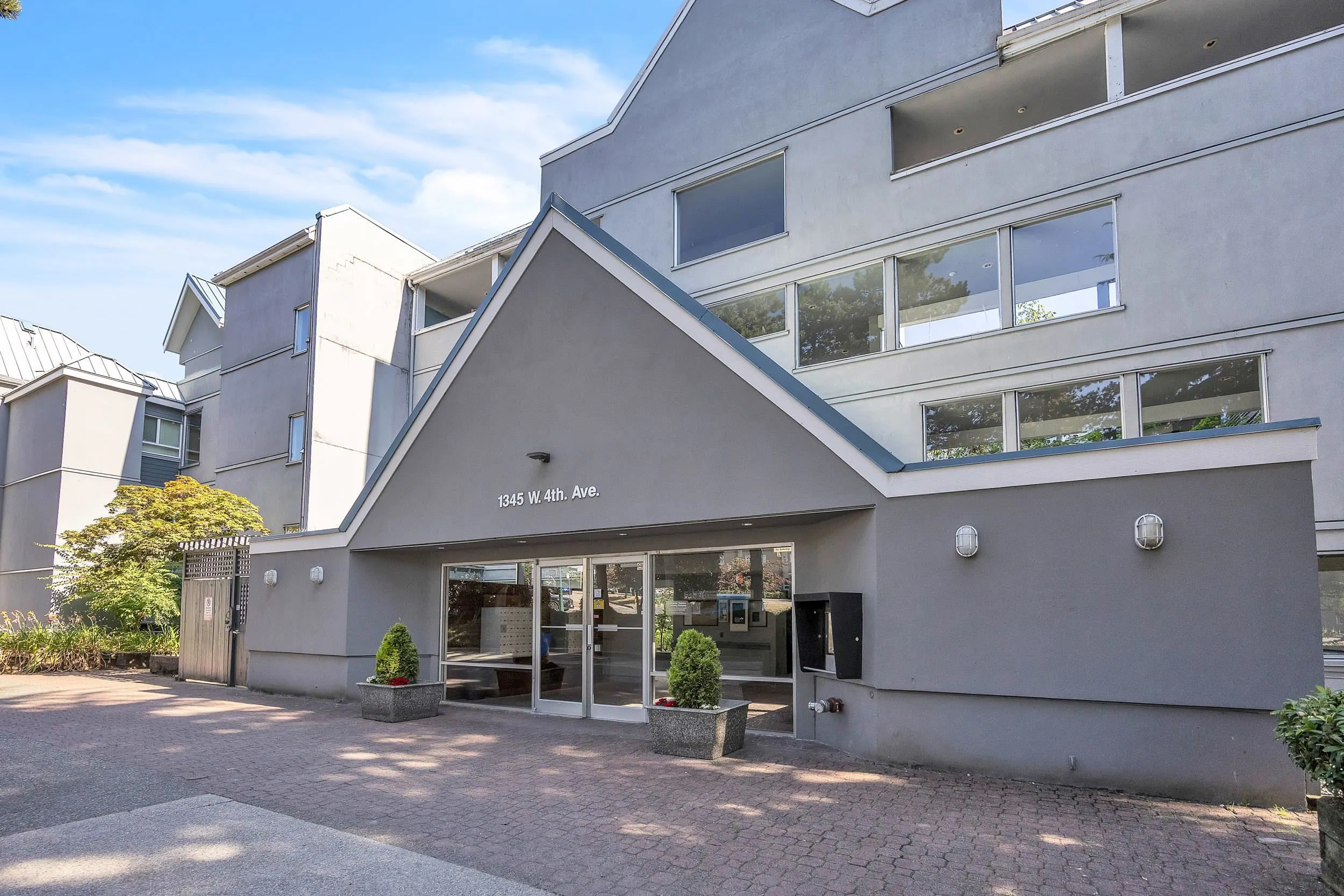 28 1345 W 4th Avenue