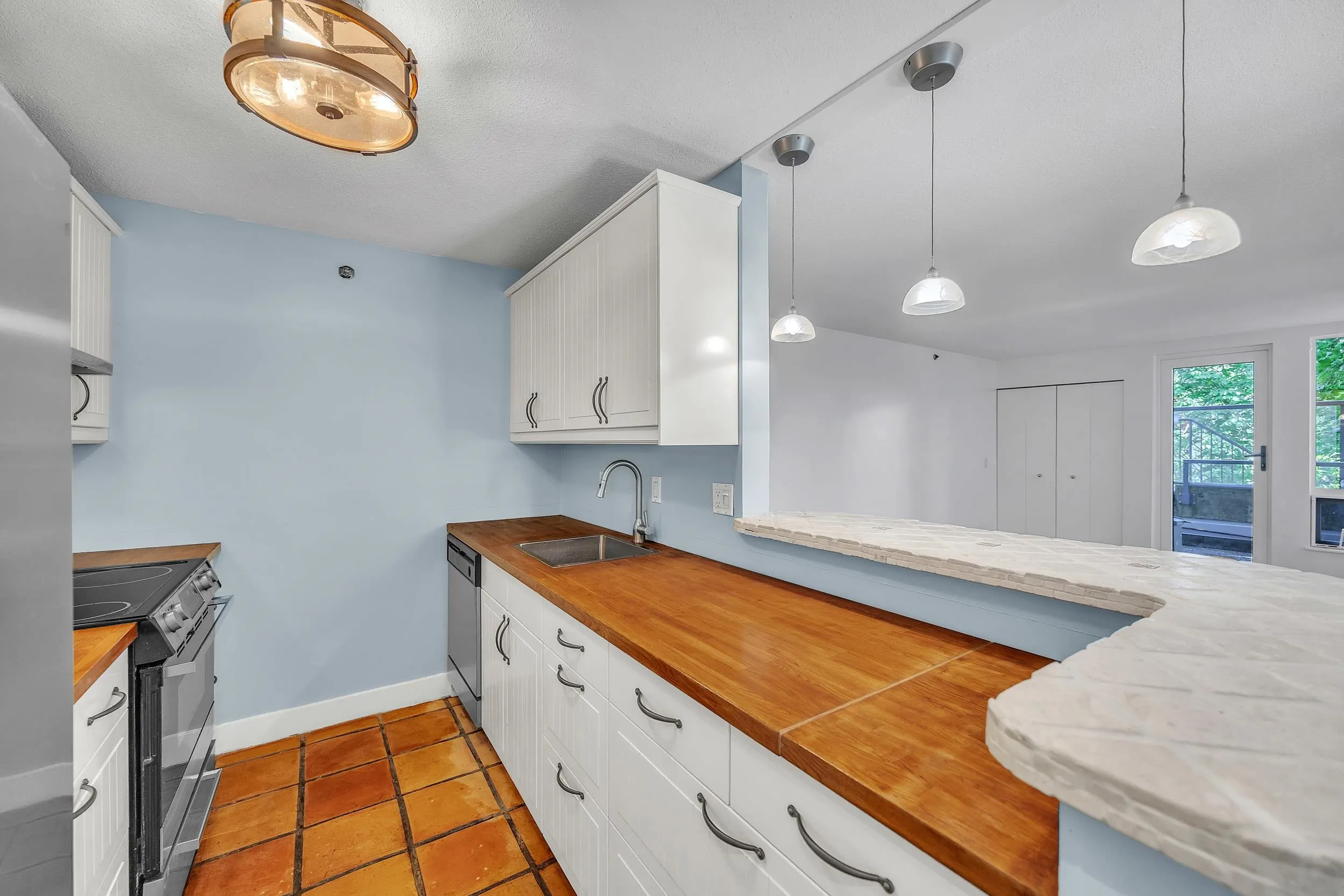 28 1345 W 4th Avenue