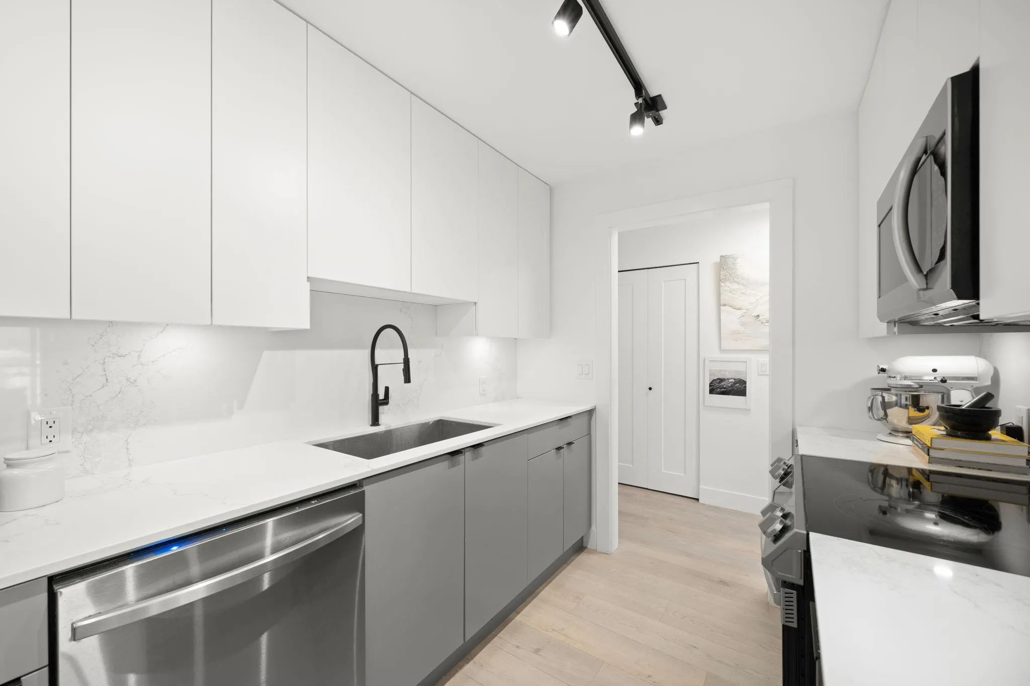 302 2366 Wall Street