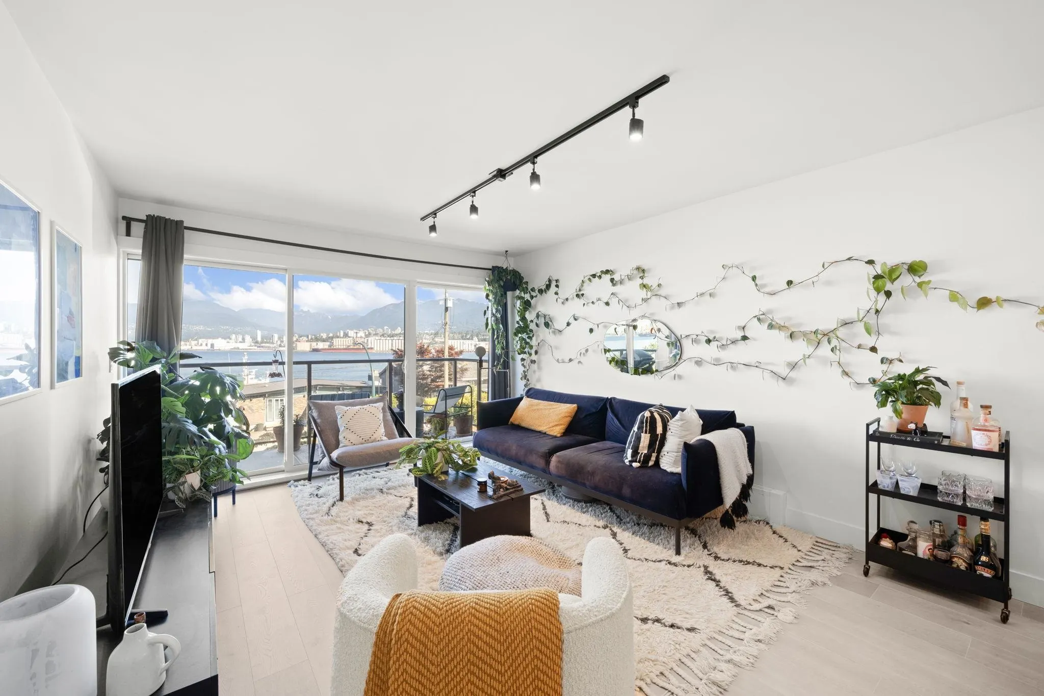 302 2366 Wall Street