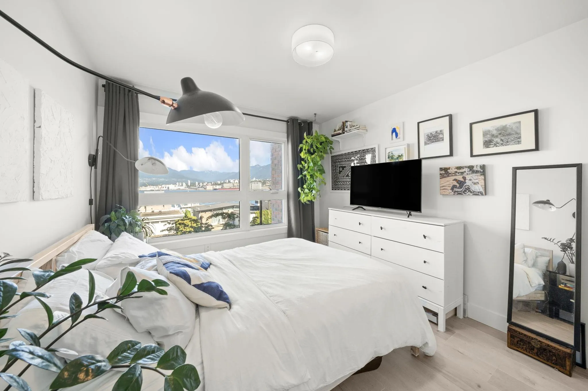 302 2366 Wall Street