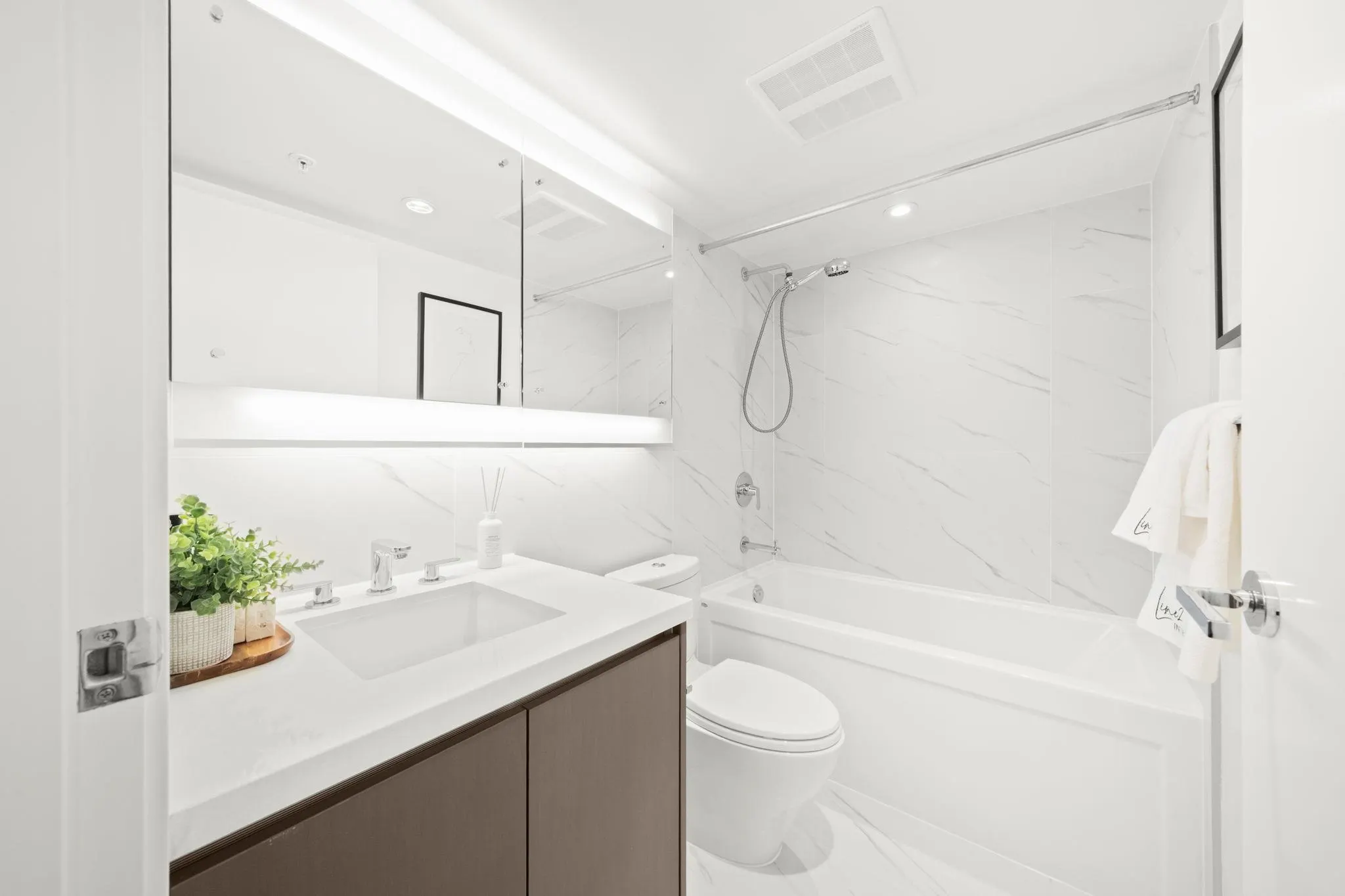 617 8833 Hazelbridge Way