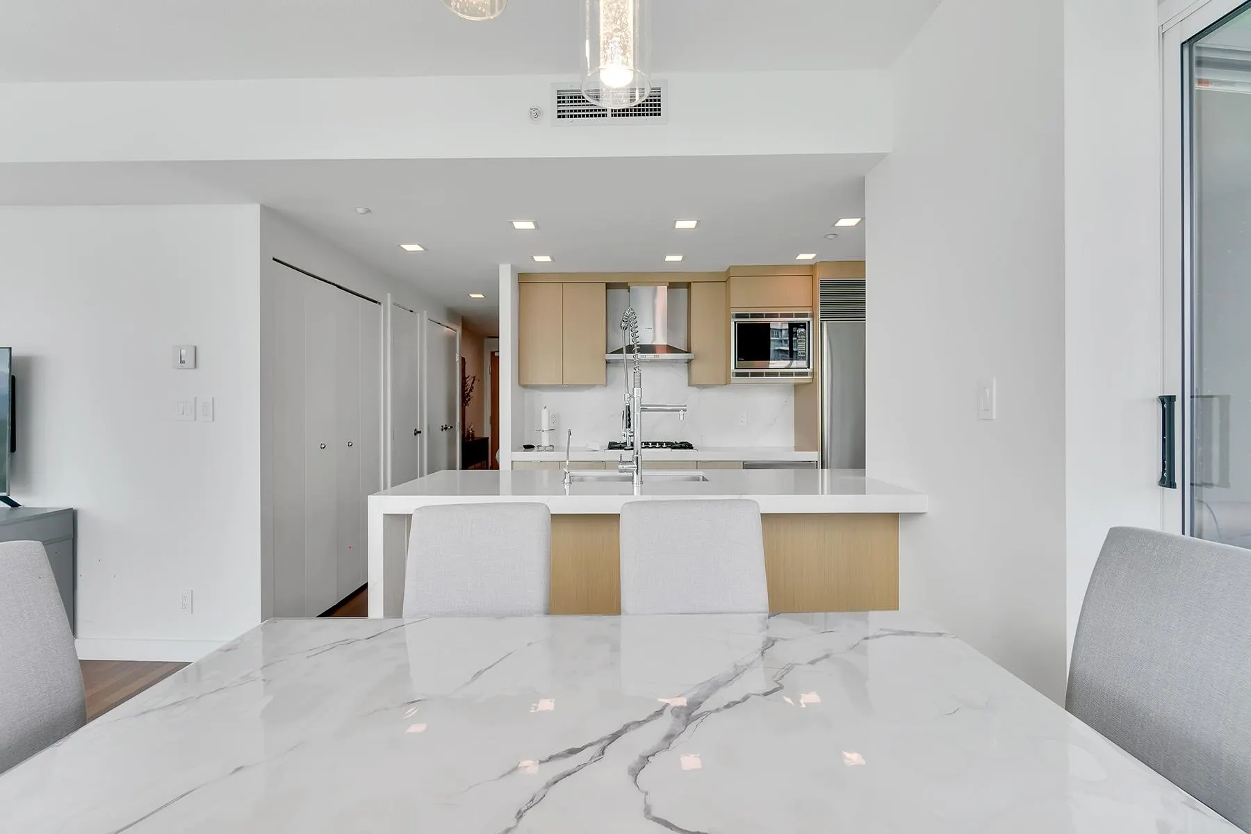 1904 1616 Bayshore Drive