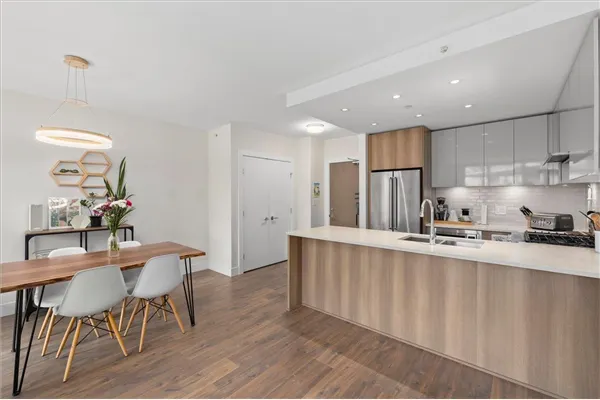 607 258 Nelson's Court