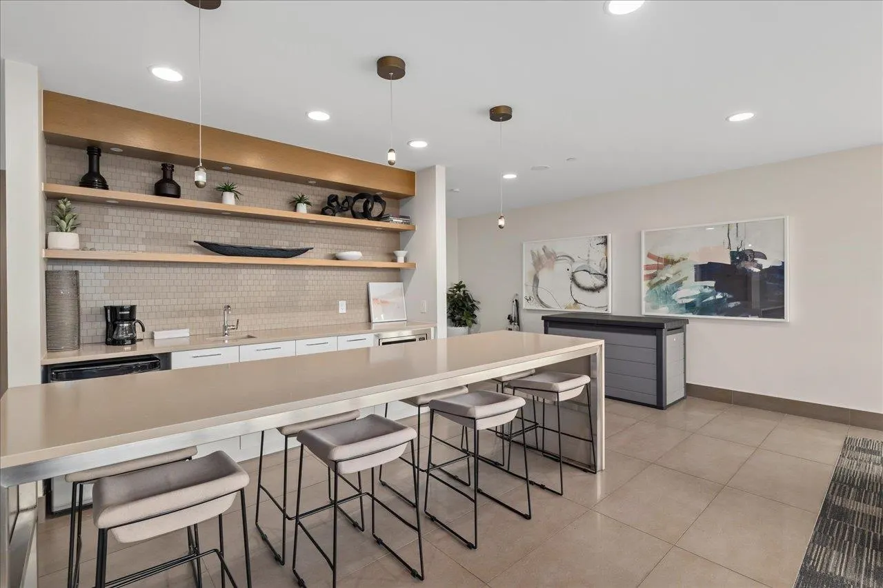 607 258 Nelson's Court