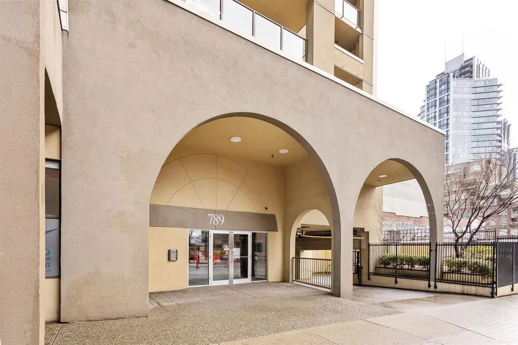 1506 789 Drake Street