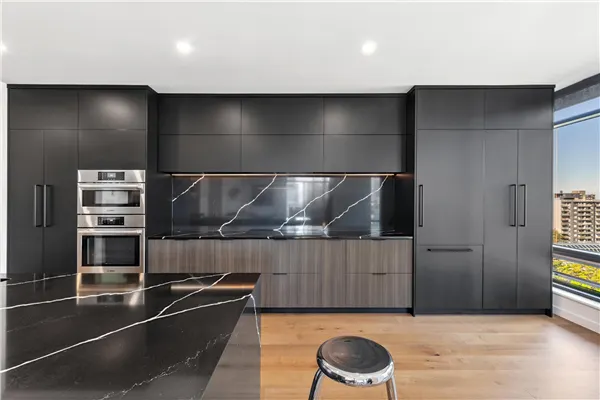 8C 1500 Alberni Street