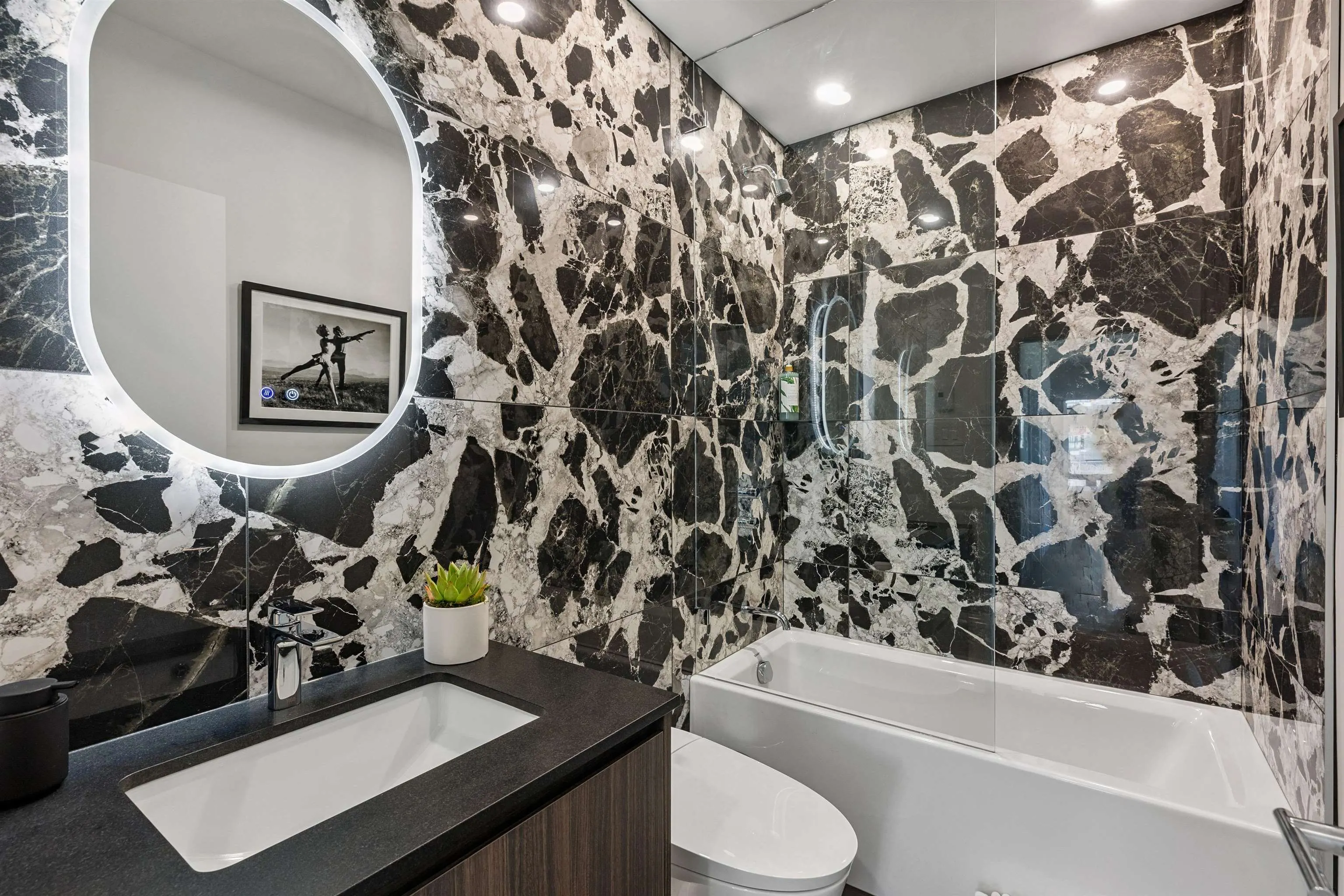 8C 1500 Alberni Street