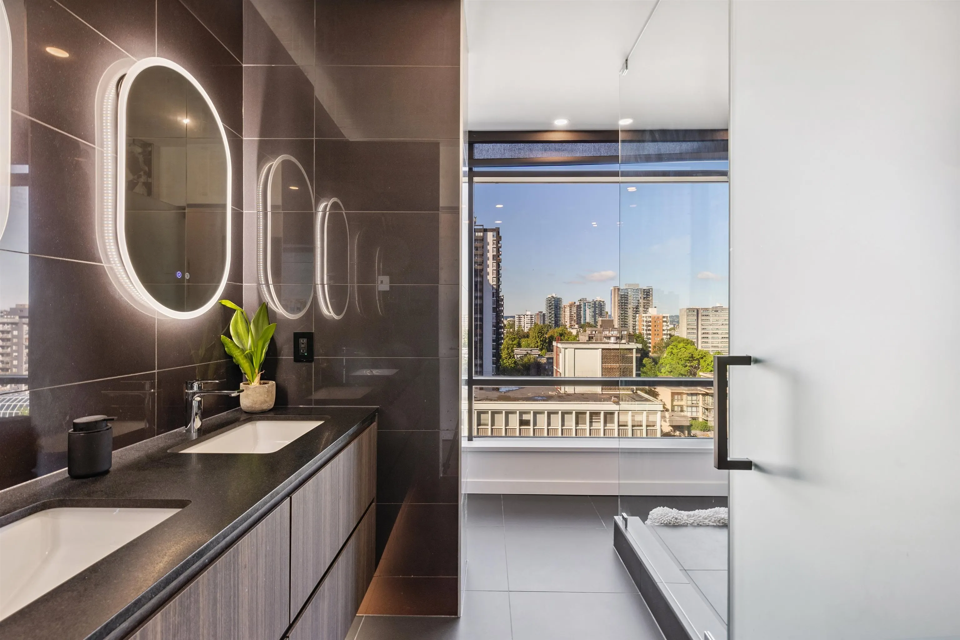 8C 1500 Alberni Street