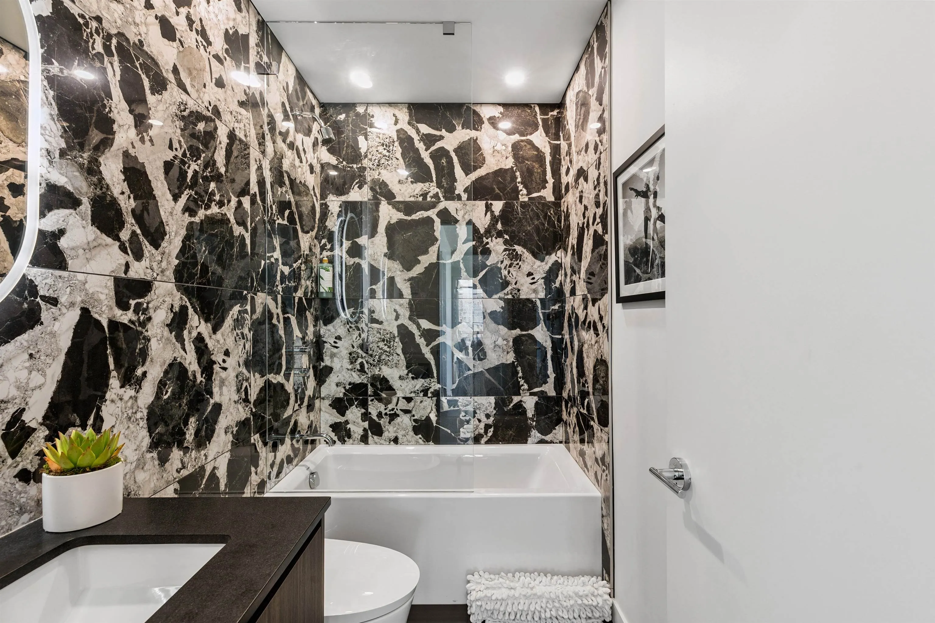 8C 1500 Alberni Street