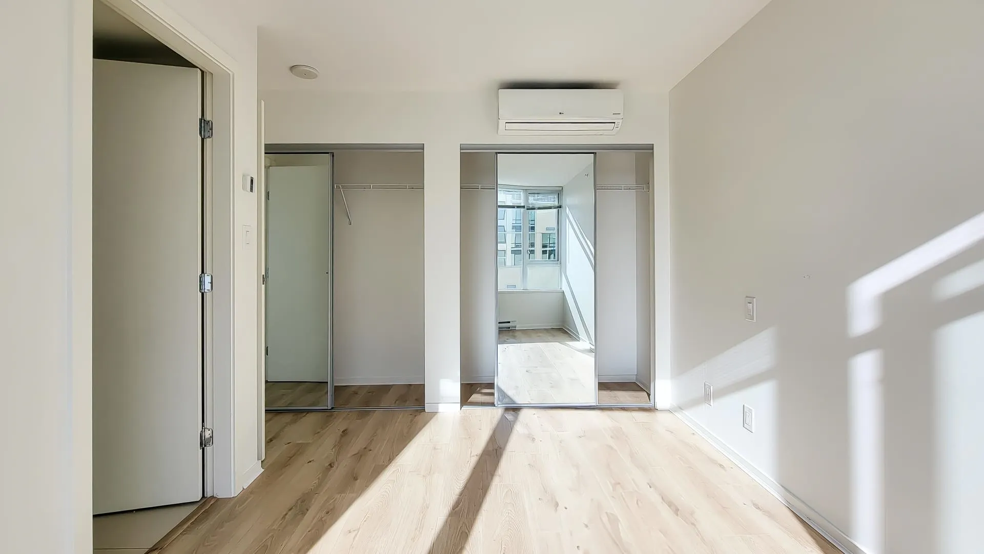 915 7988 Ackroyd Road