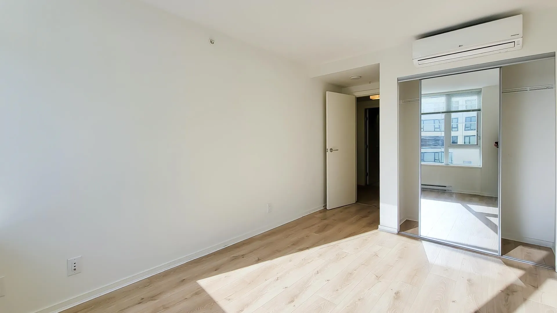 915 7988 Ackroyd Road