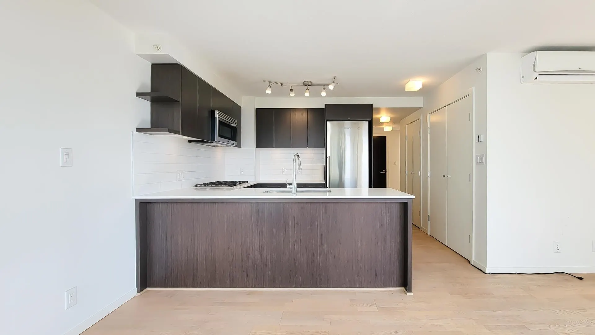 915 7988 Ackroyd Road