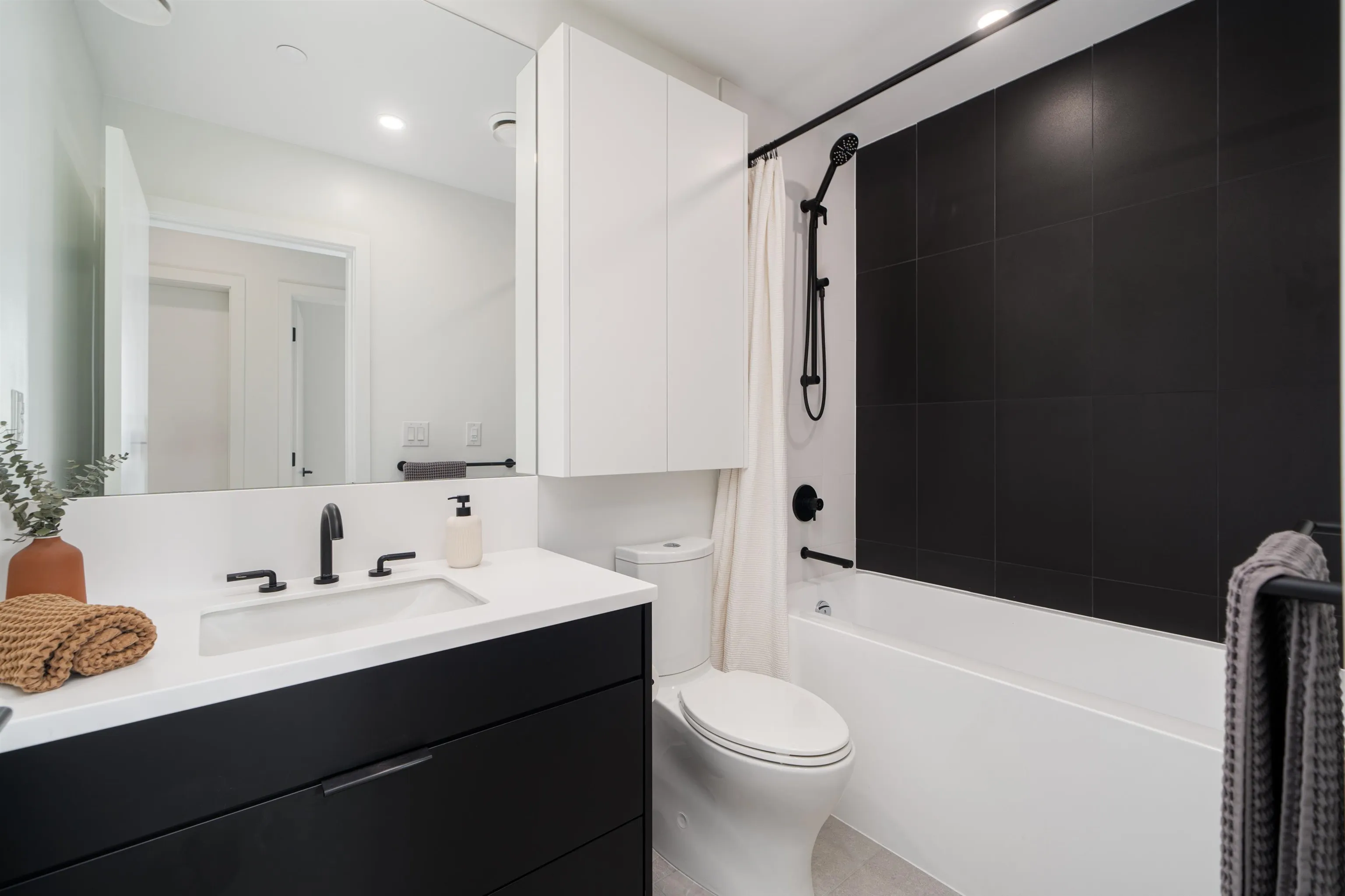 228 650 E 2nd Street