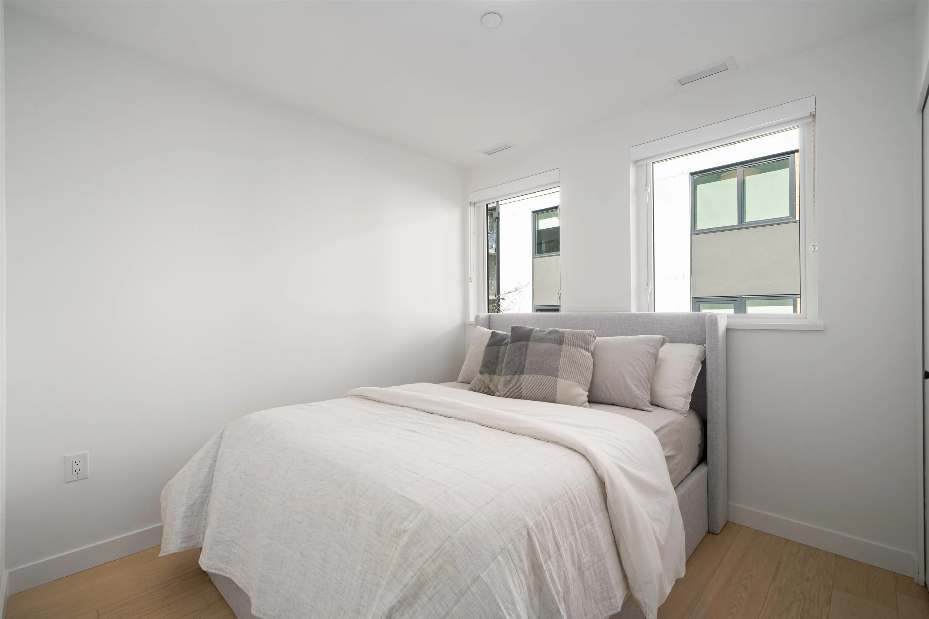 228 650 E 2nd Street