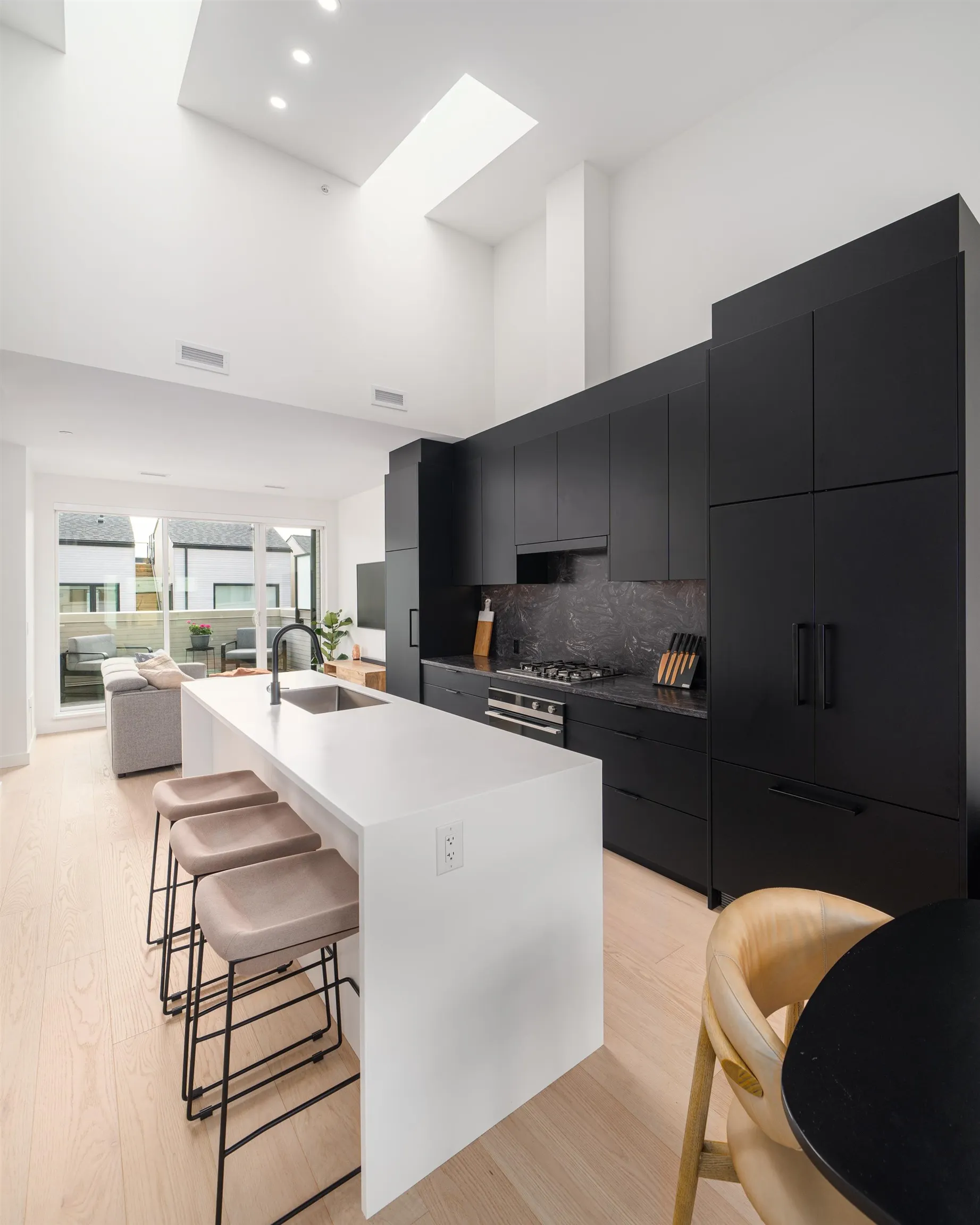 228 650 E 2nd Street