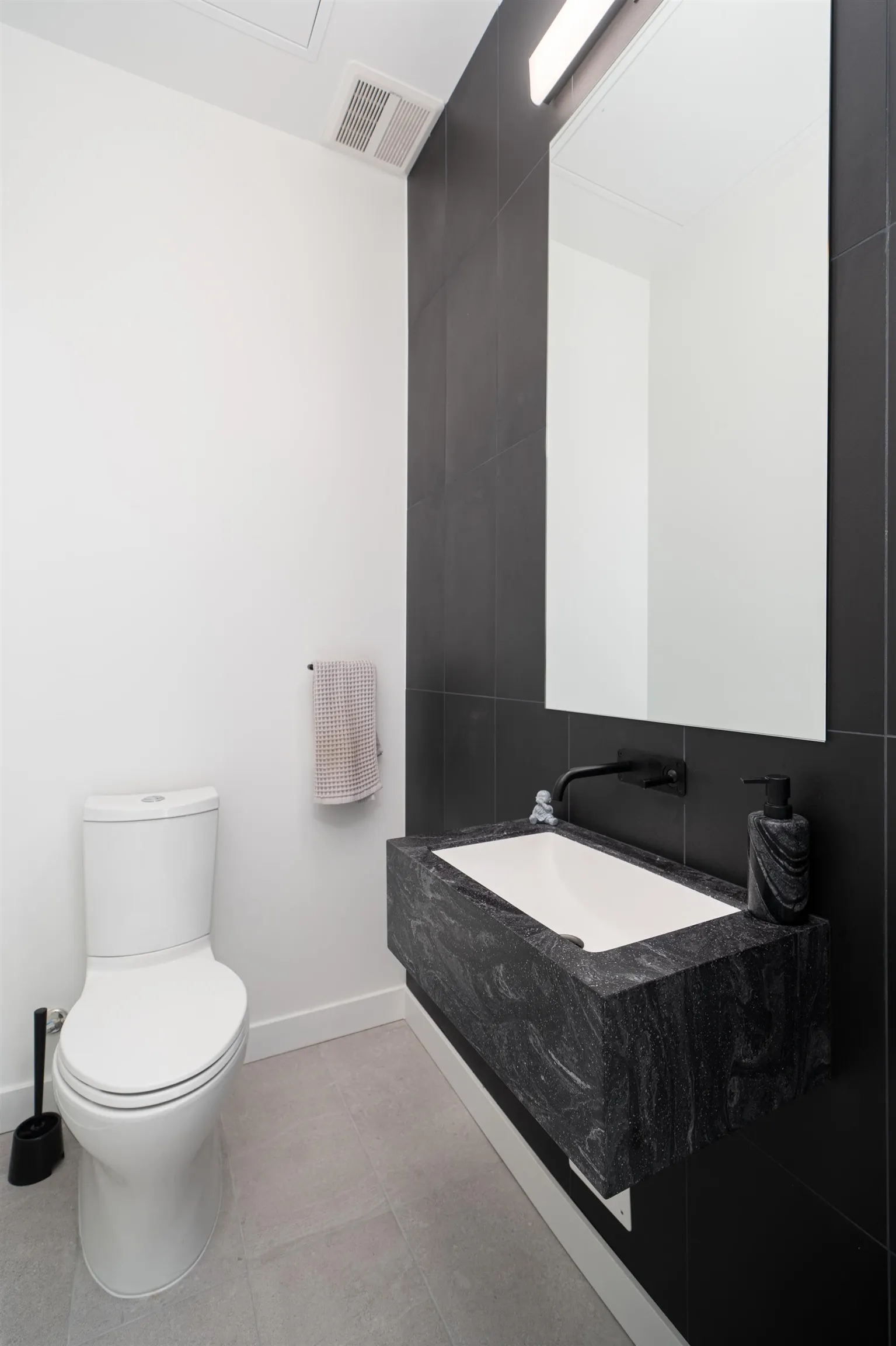 228 650 E 2nd Street