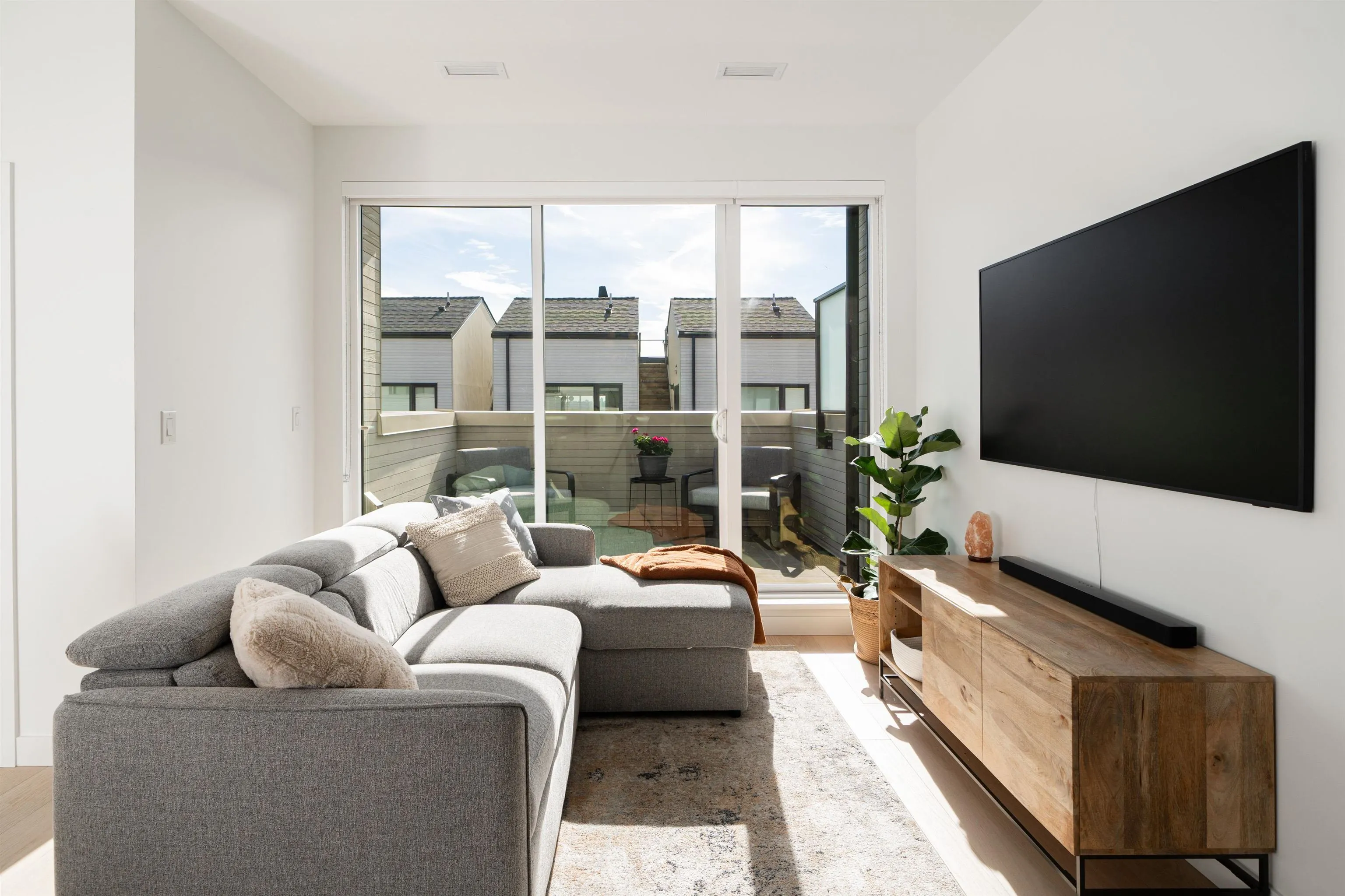 228 650 E 2nd Street