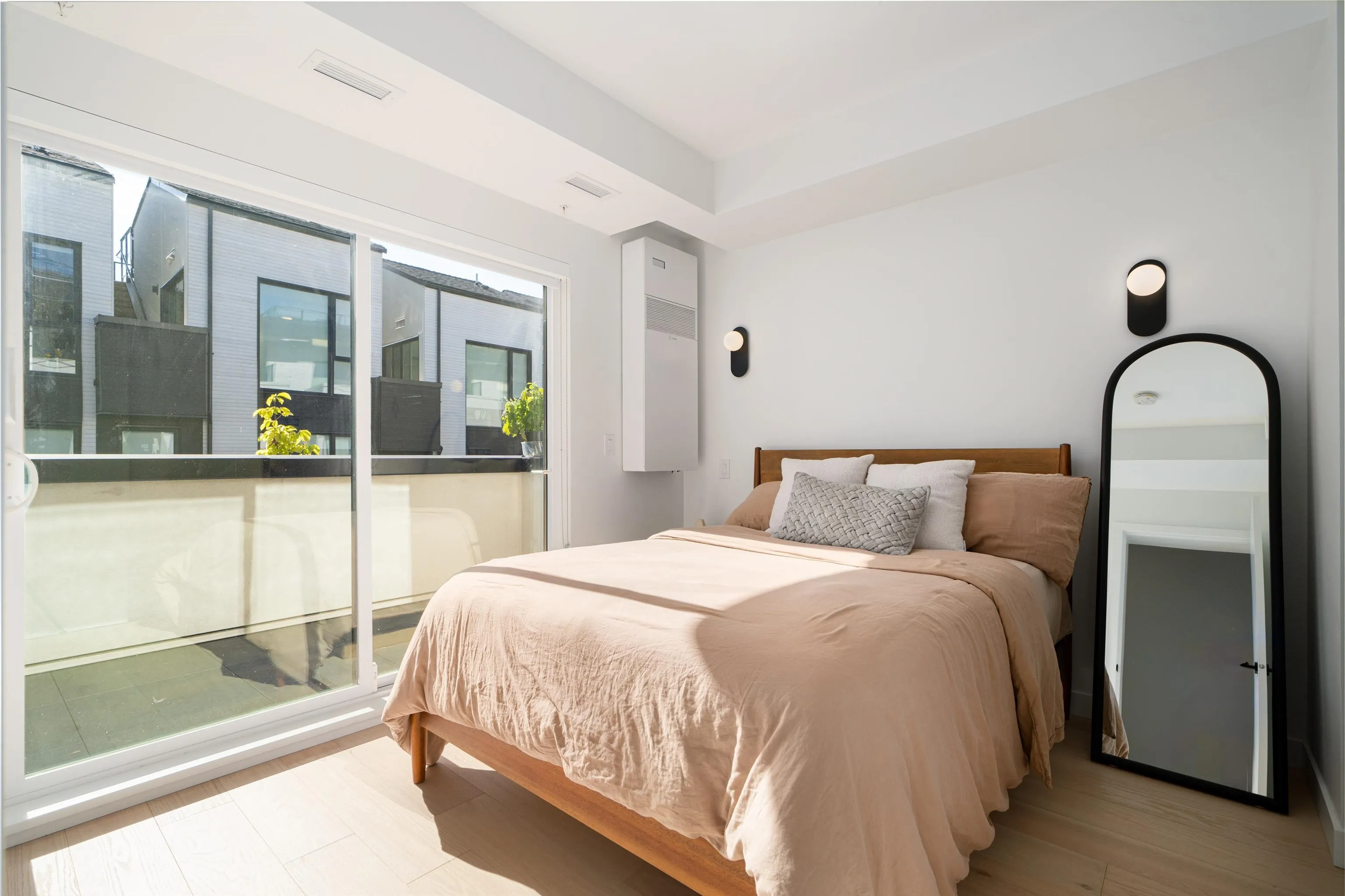 228 650 E 2nd Street