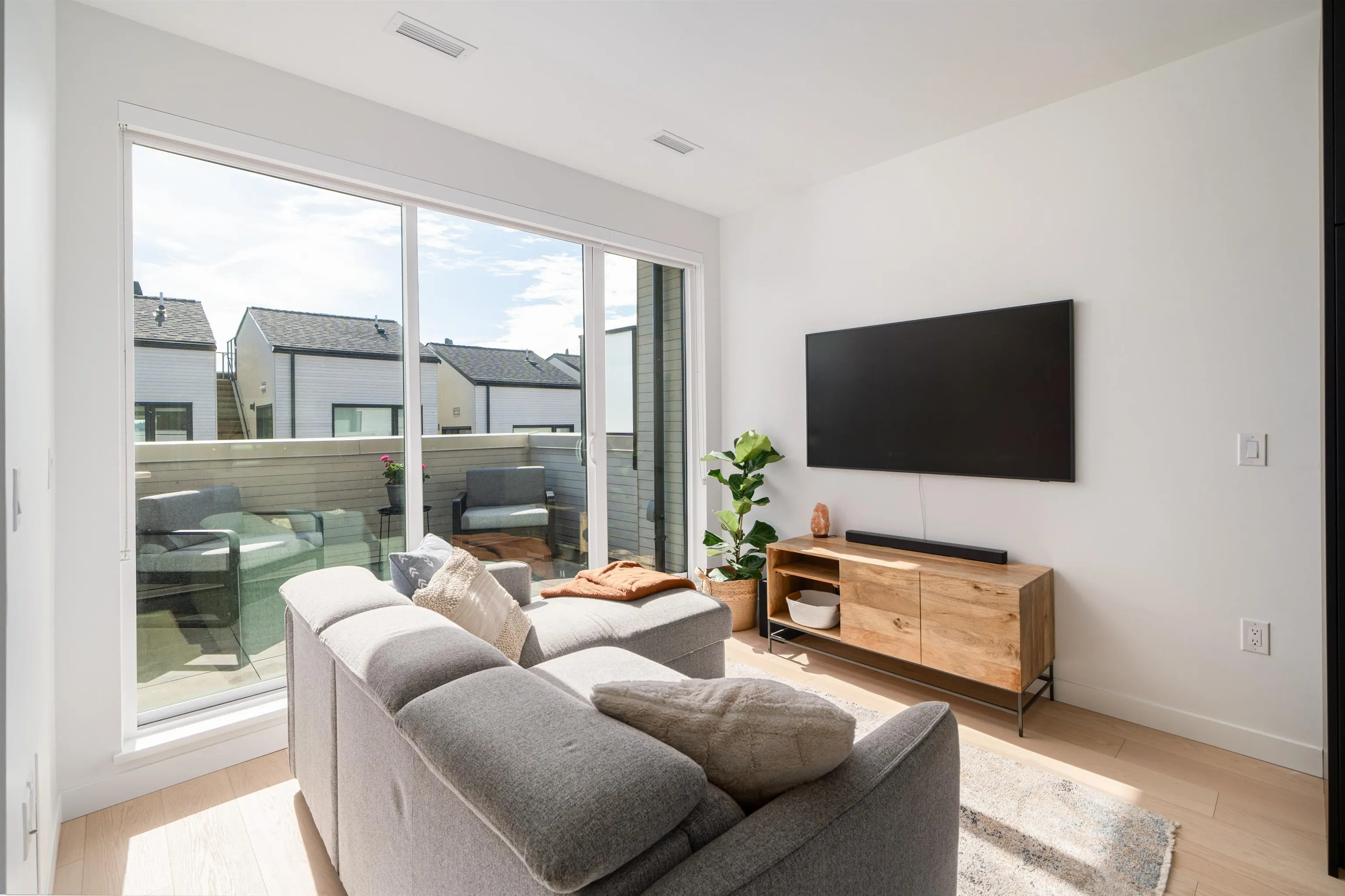 228 650 E 2nd Street