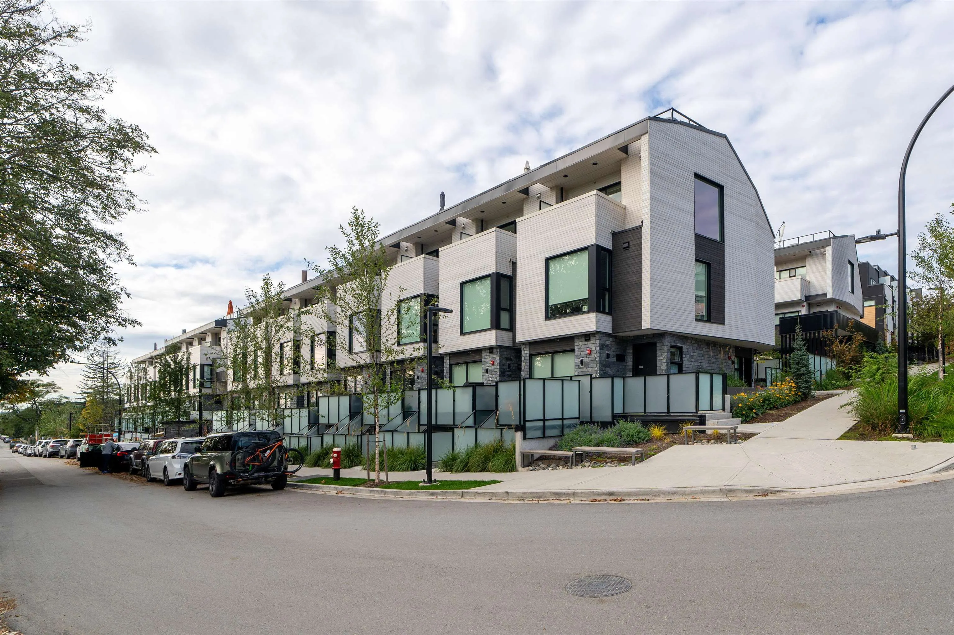 228 650 E 2nd Street