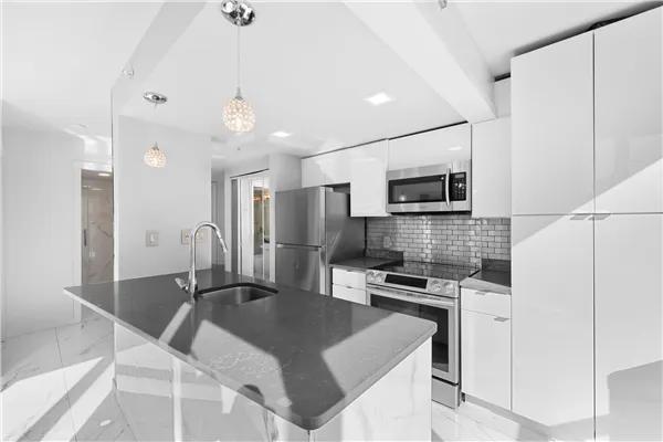 702 1188 Howe Street