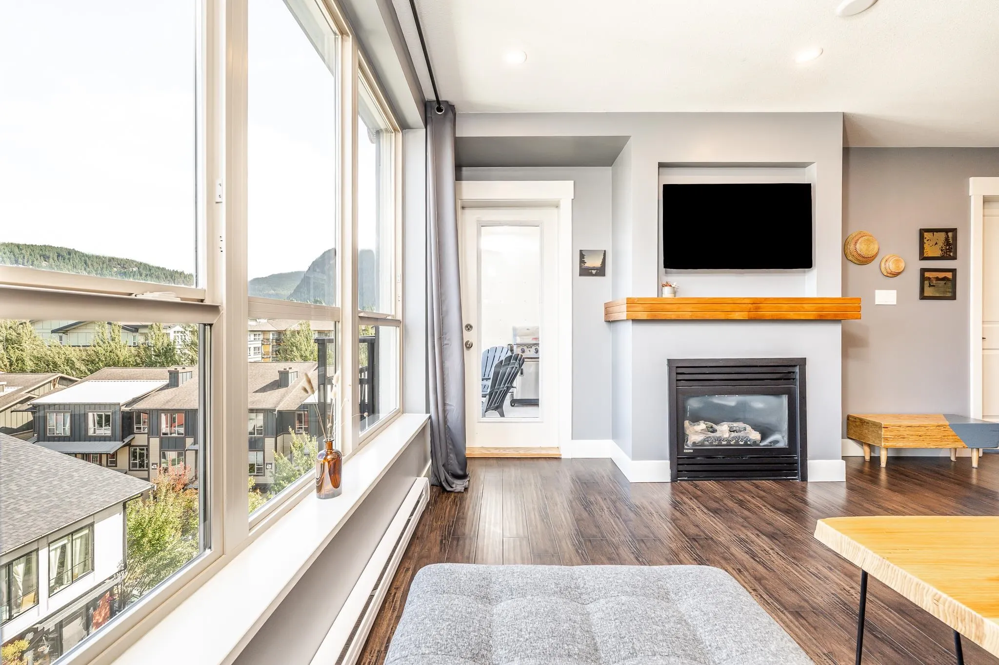 521 1211 Village Green Way