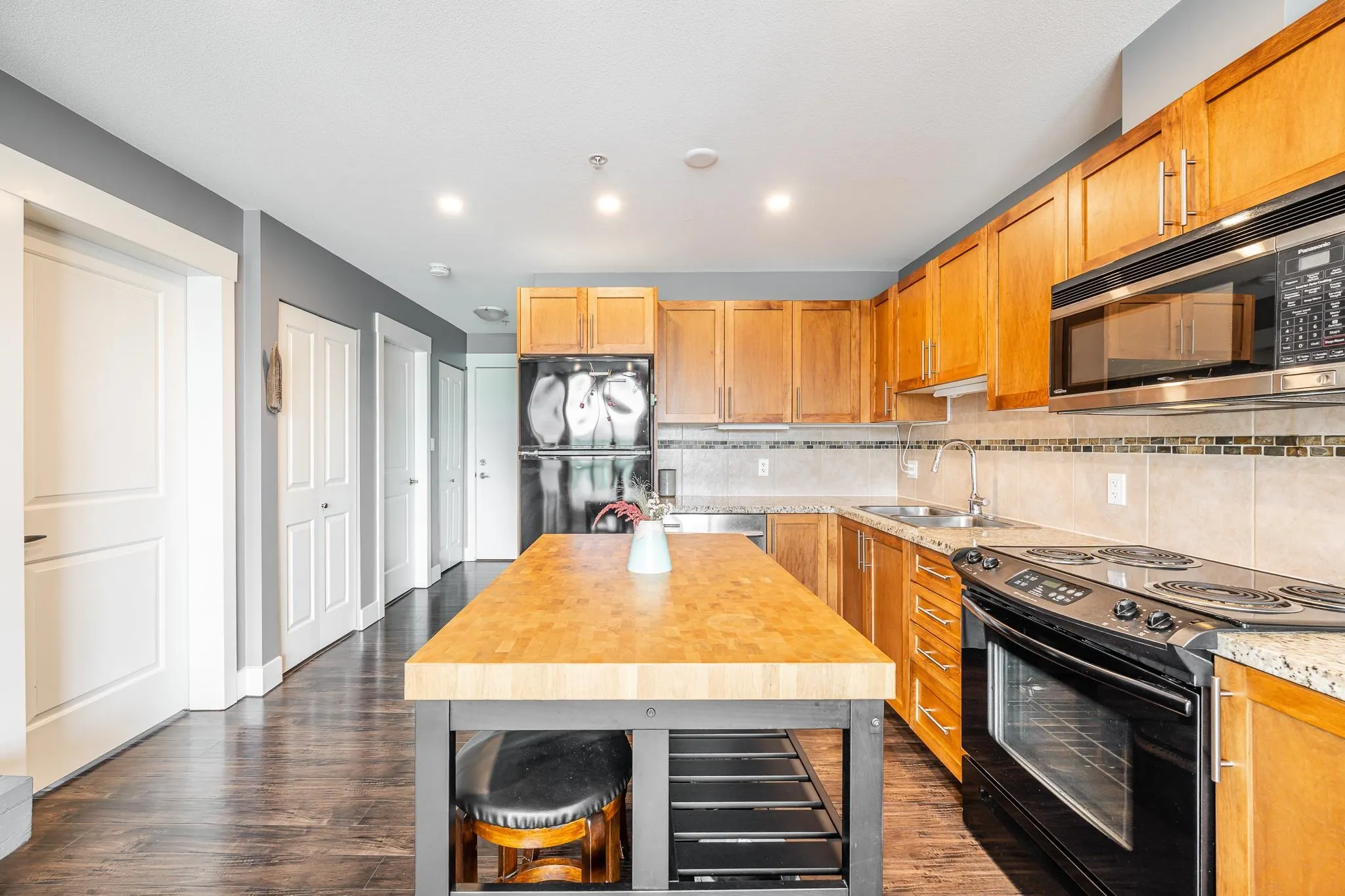 521 1211 Village Green Way