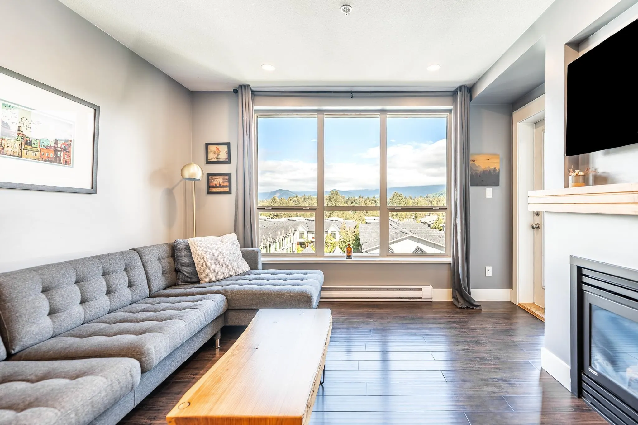 521 1211 Village Green Way