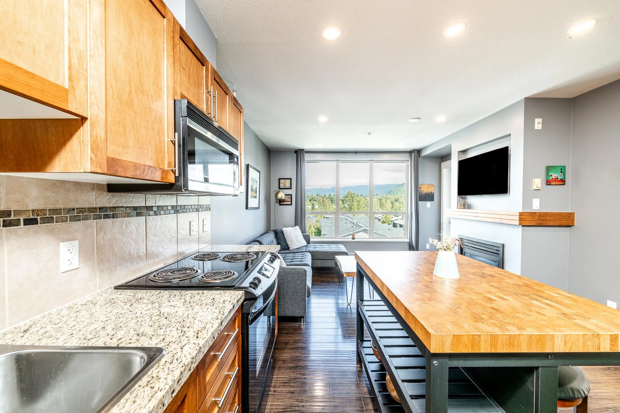 521 1211 Village Green Way