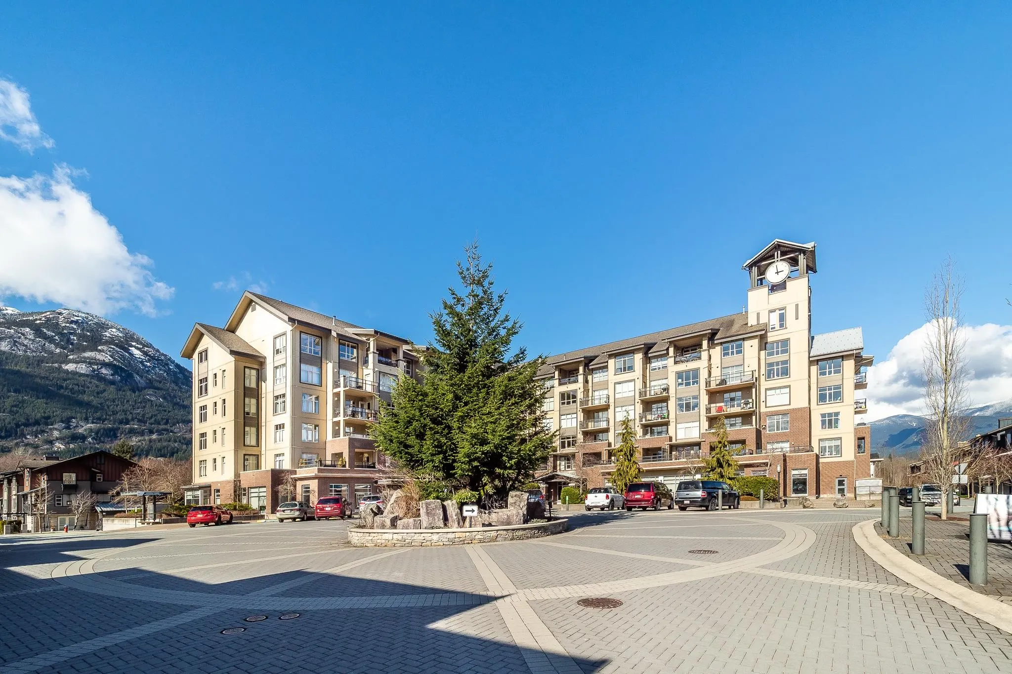 521 1211 Village Green Way