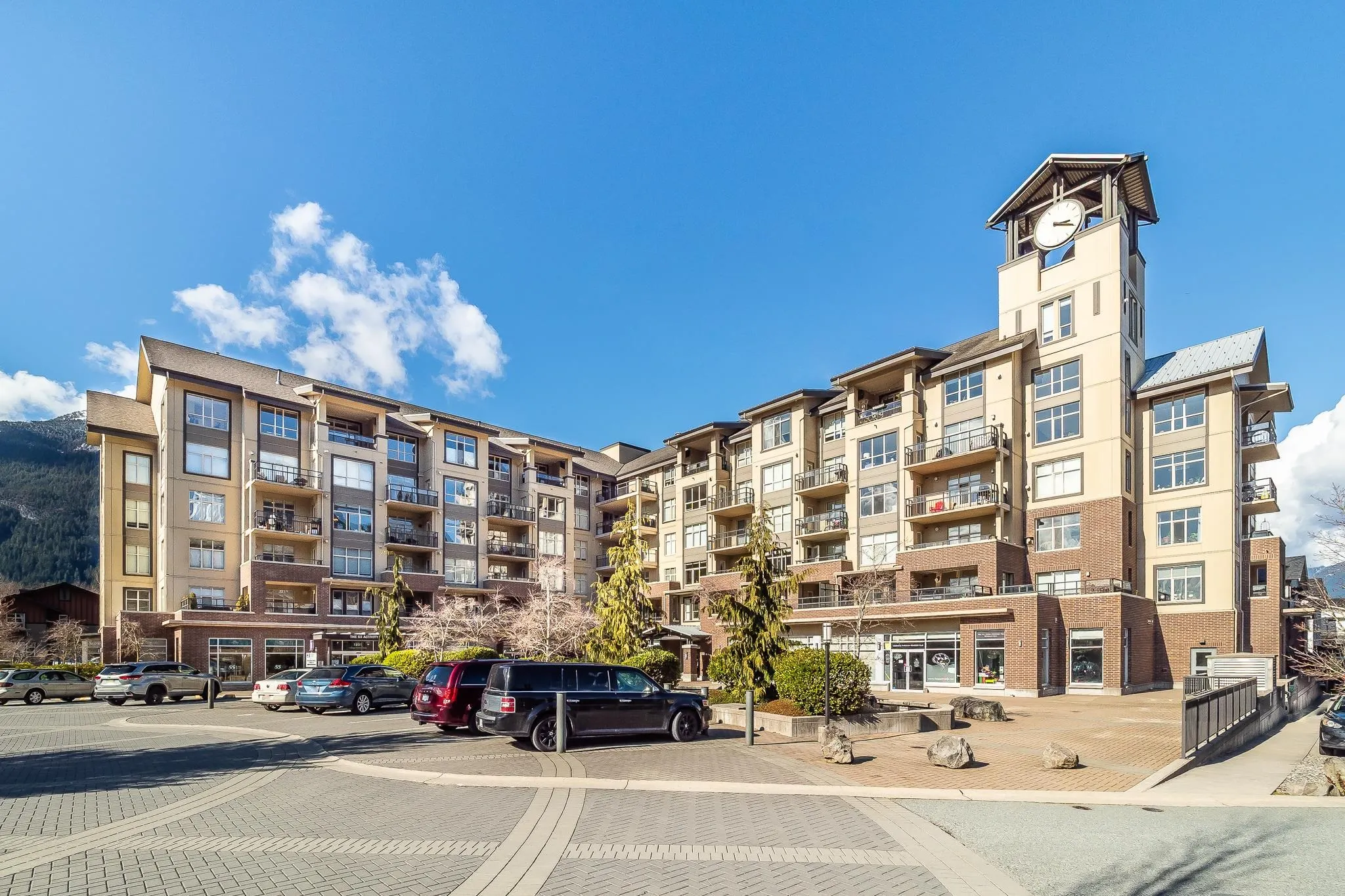 521 1211 Village Green Way