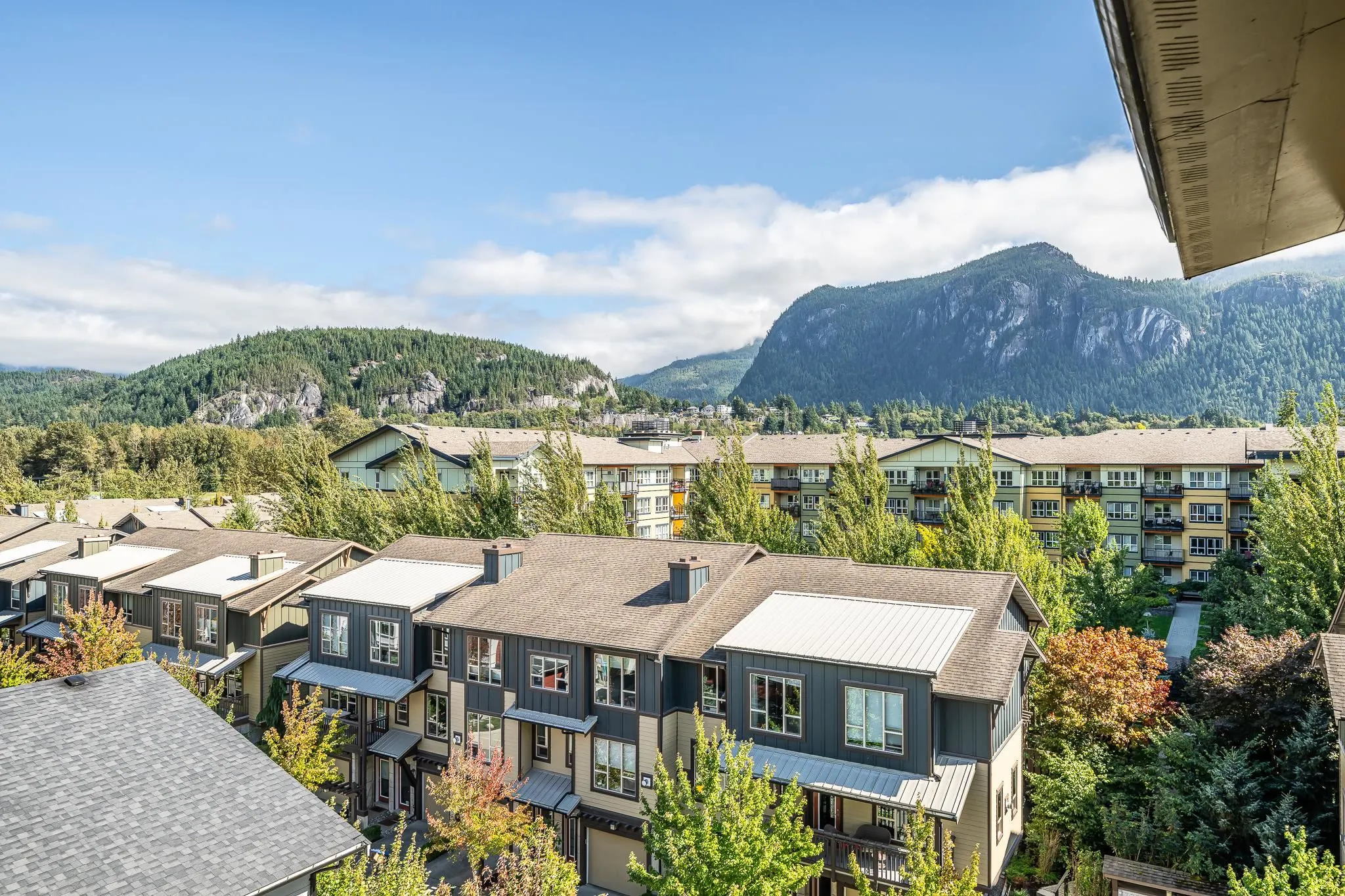 521 1211 Village Green Way