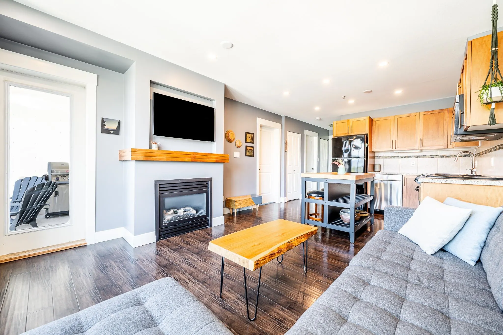 521 1211 Village Green Way