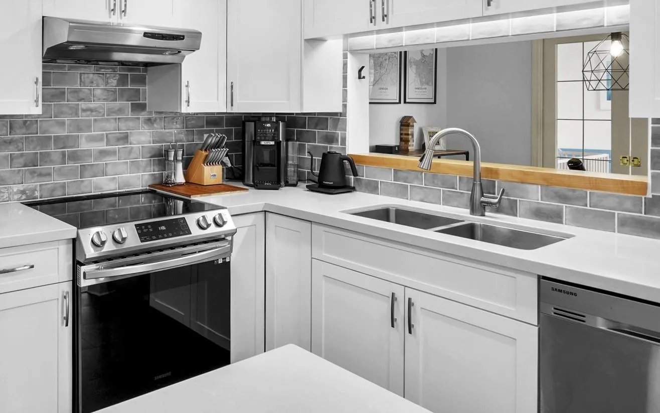 803 995 Roche Point Drive