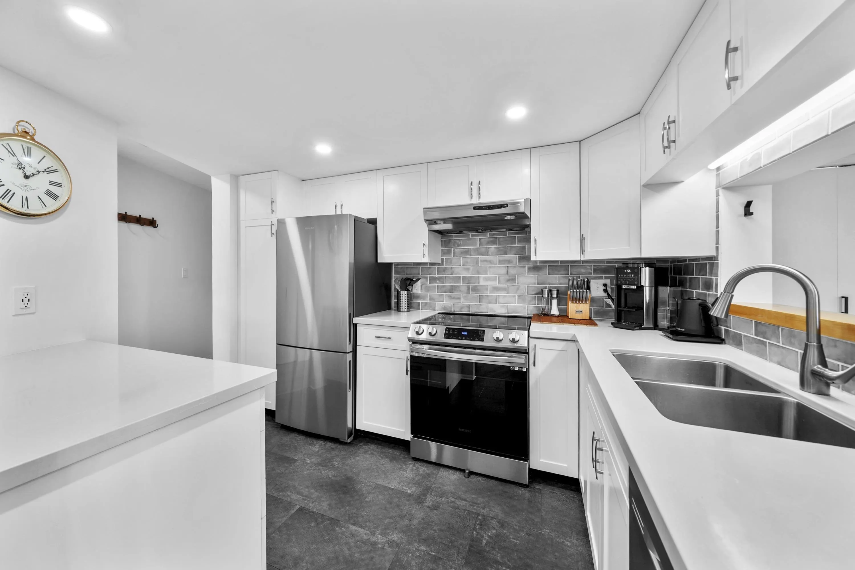 803 995 Roche Point Drive