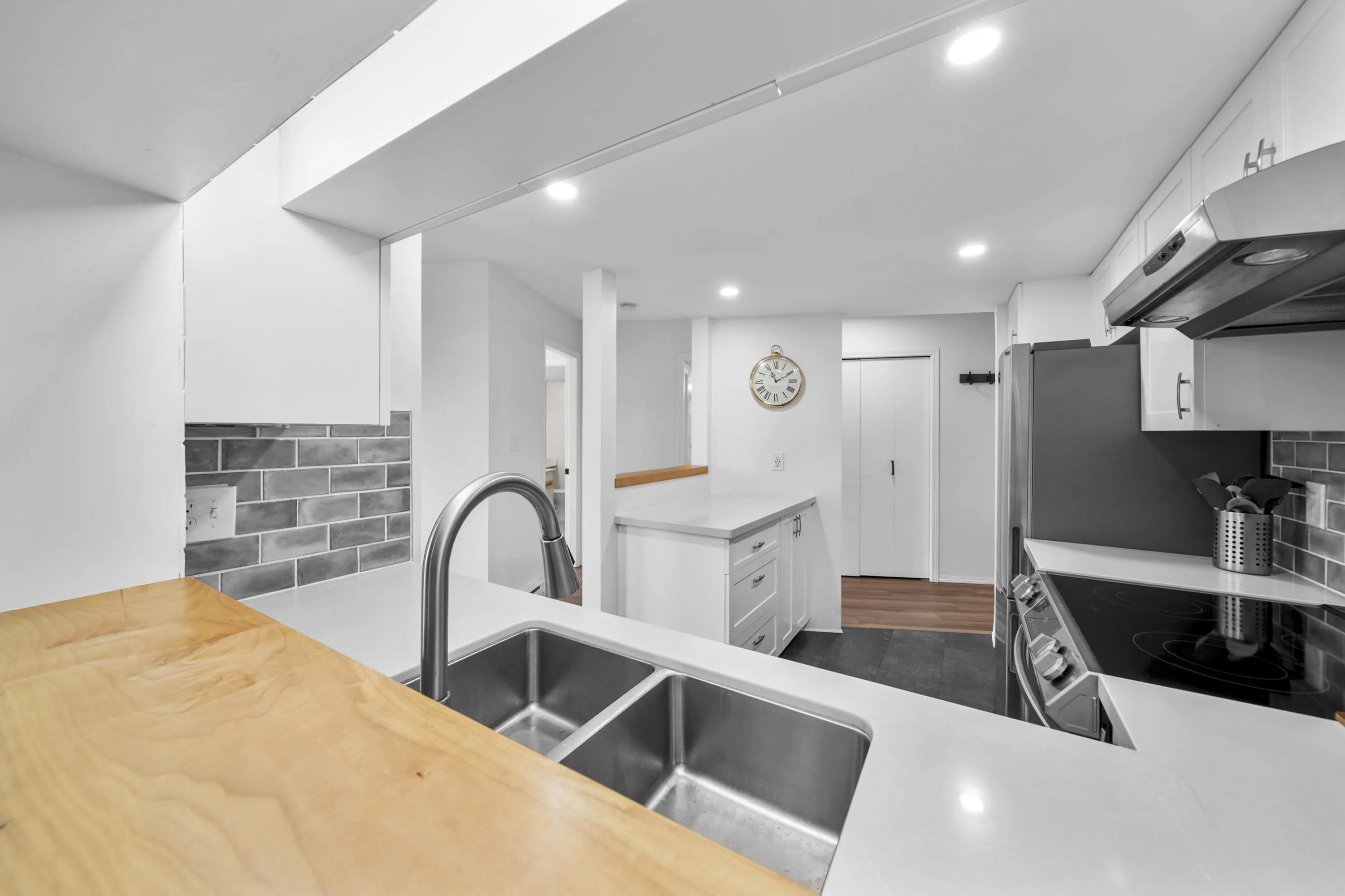 803 995 Roche Point Drive